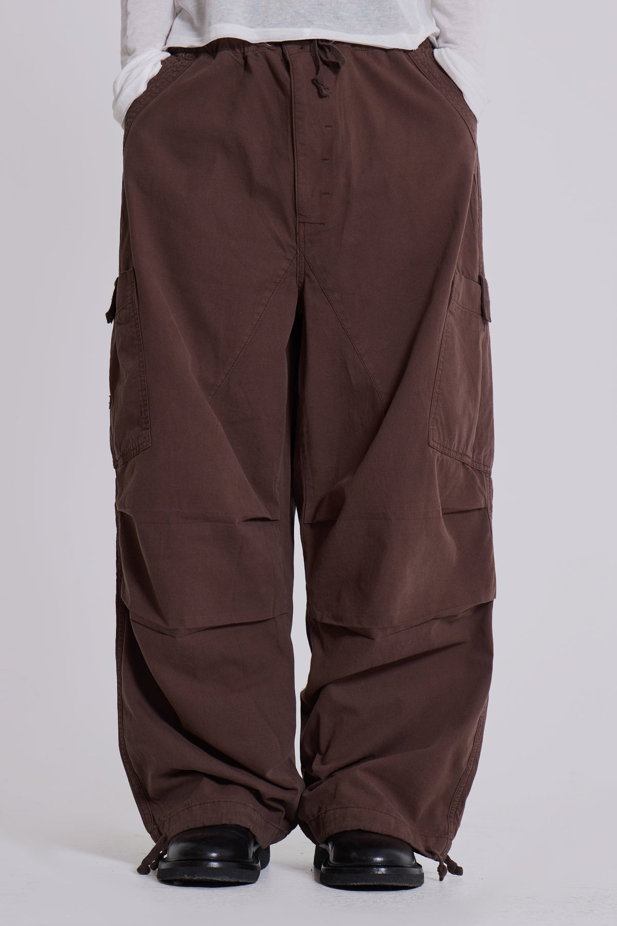 Pantalón cargo paracaídas marrón