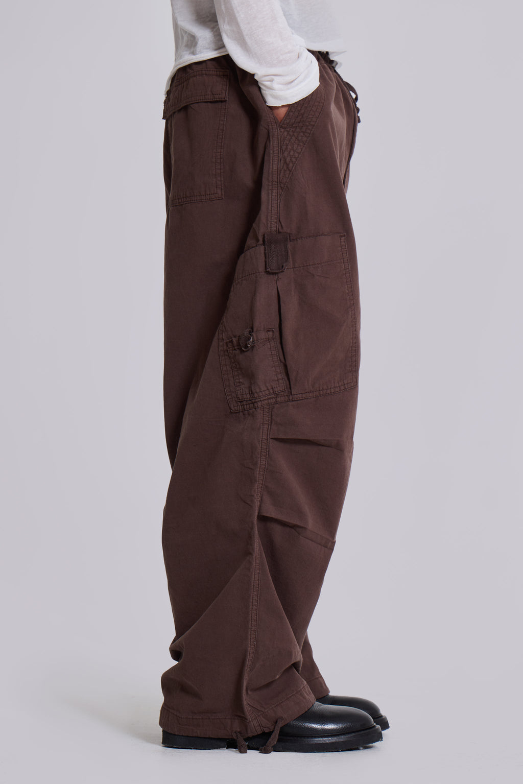 Pantalón cargo paracaídas marrón