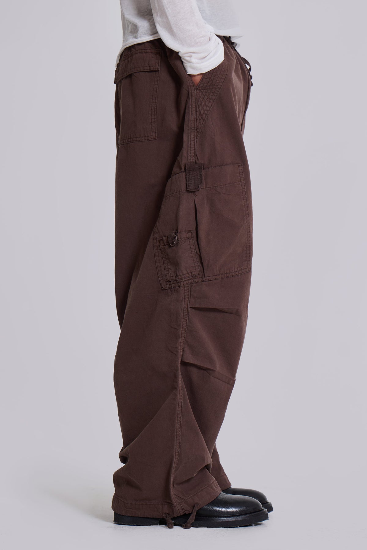 Pantalón cargo paracaídas marrón