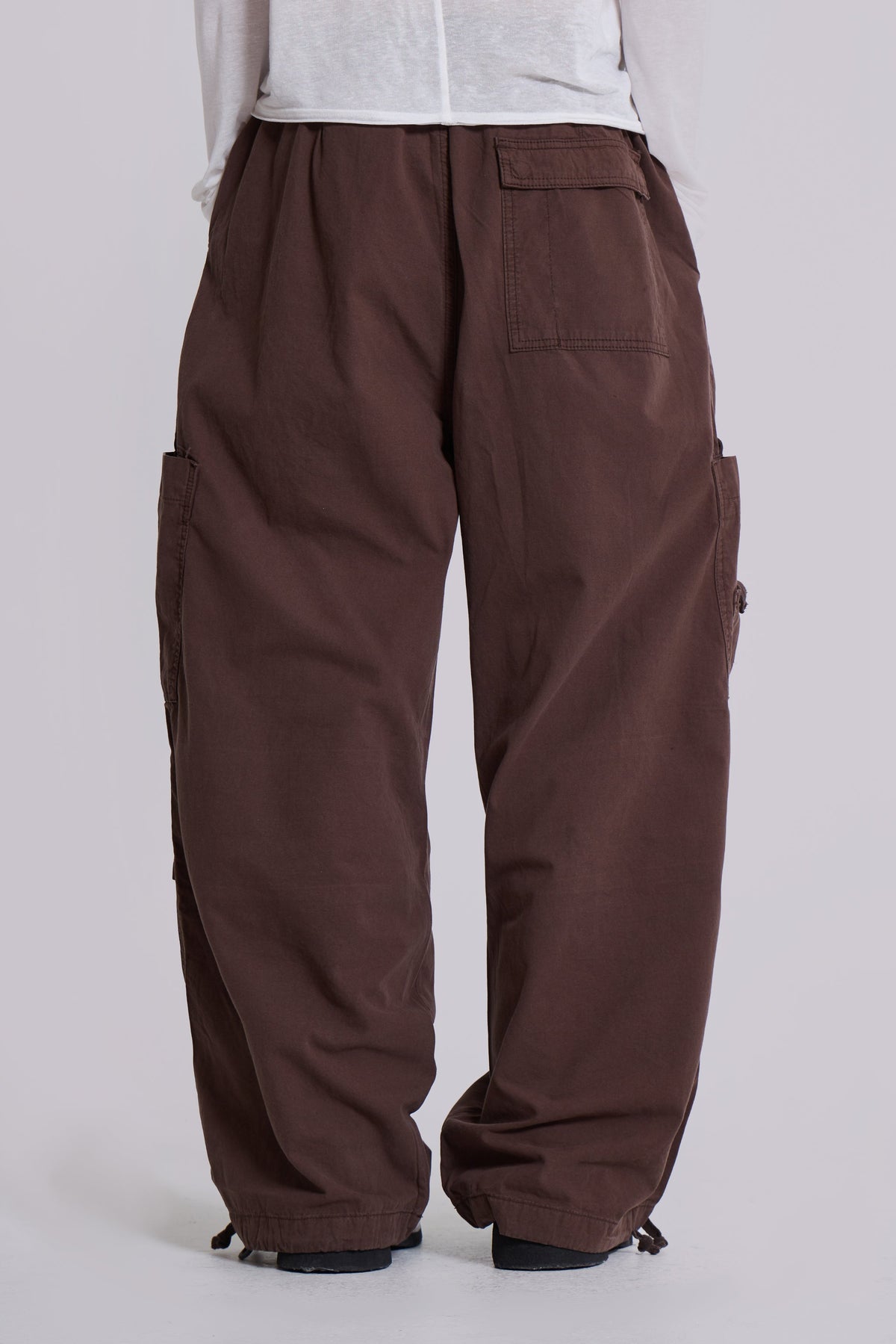 Pantalón cargo paracaídas marrón