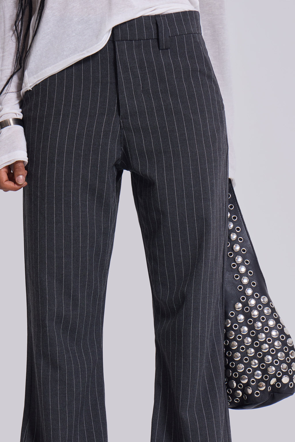 Pantalón de traje de raya diplomática con pliegues bootcut gris