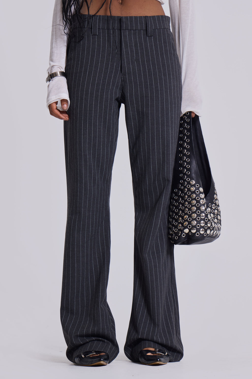 Pantalón de traje de raya diplomática con pliegues bootcut gris