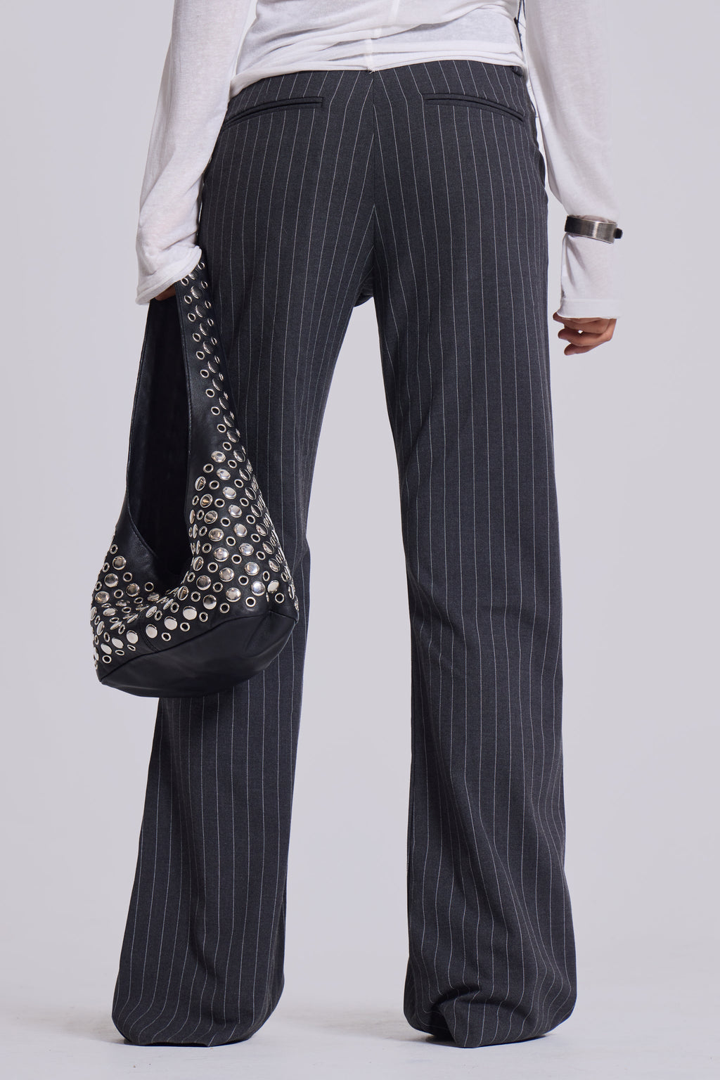 Pantalón de traje de raya diplomática con pliegues bootcut gris