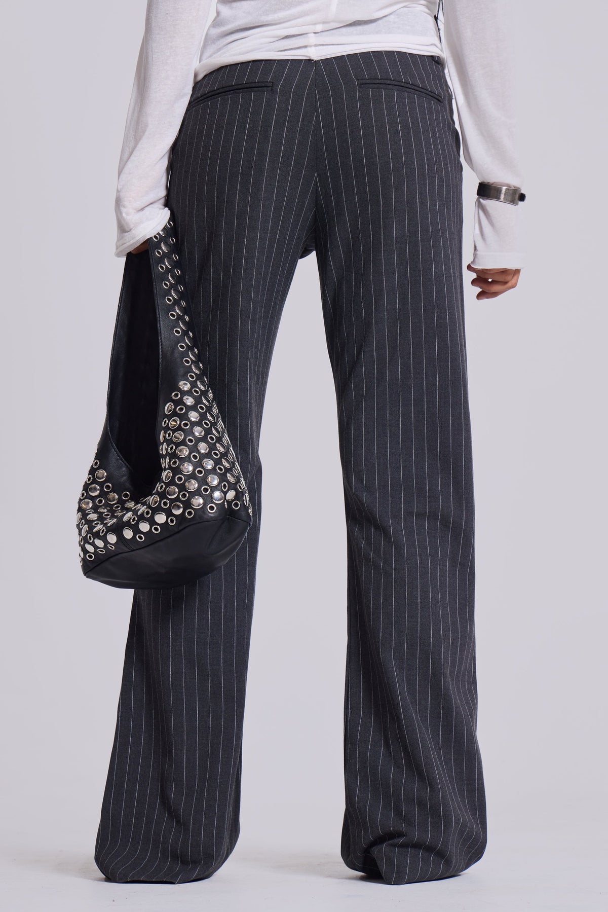Pantalón de traje de raya diplomática con pliegues bootcut gris