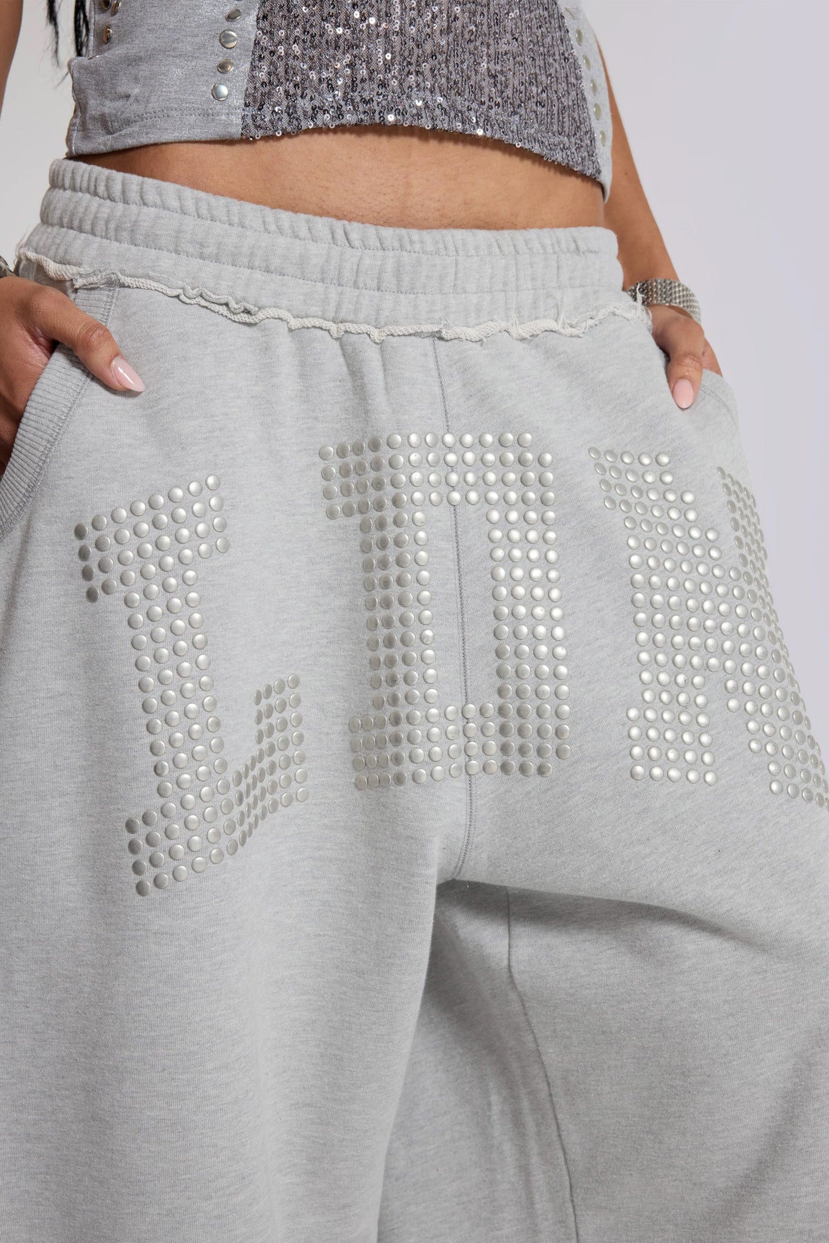 Joggers LDN Monster con tachuelas