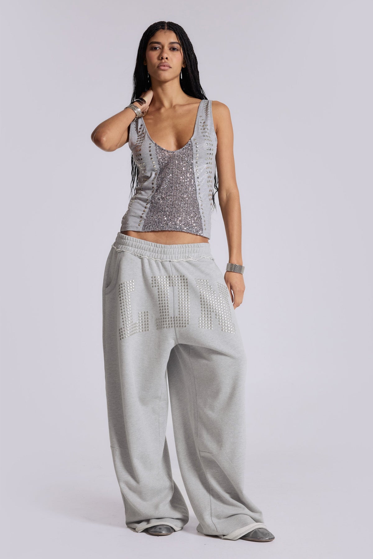 Joggers LDN Monster con tachuelas