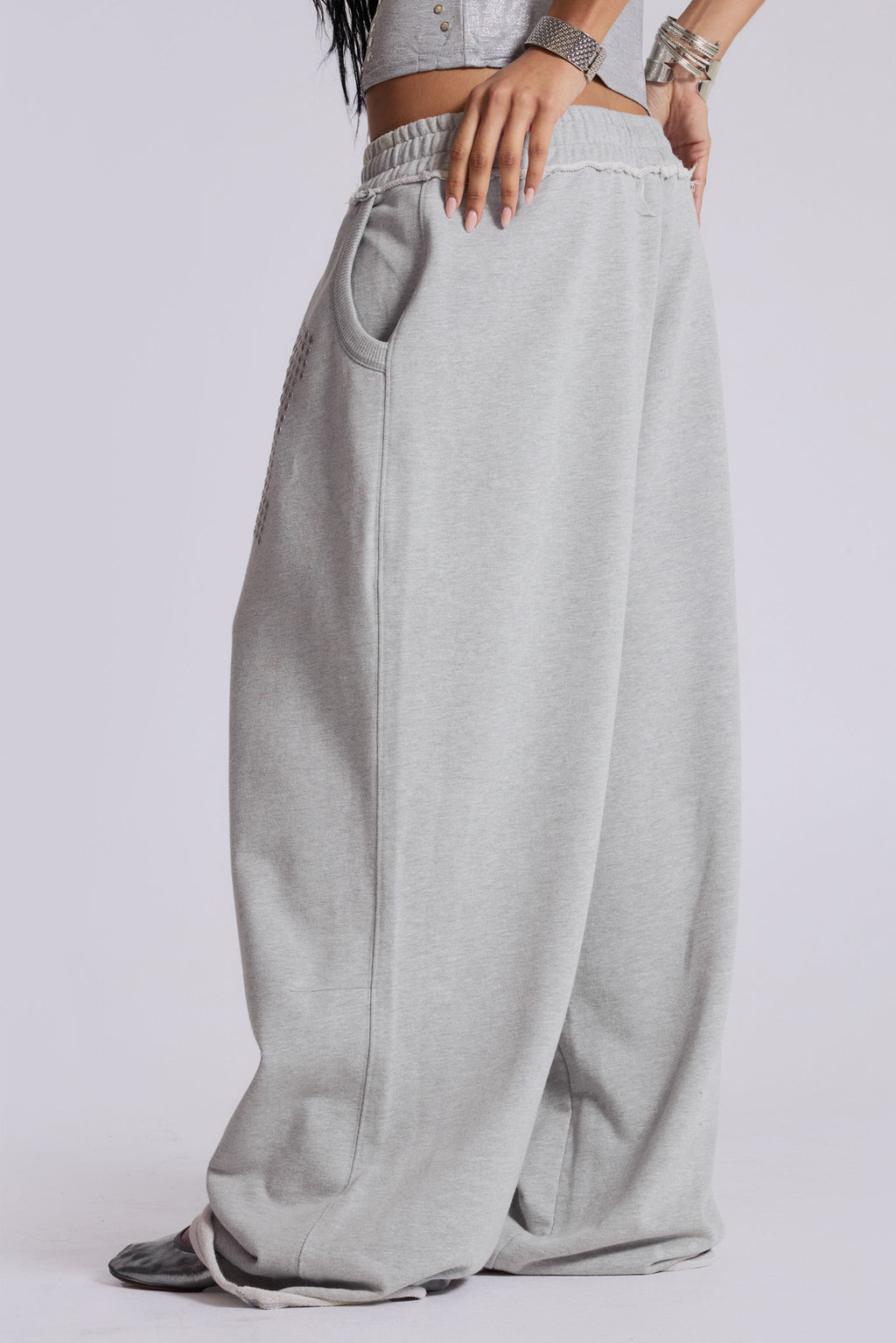 Joggers LDN Monster con tachuelas