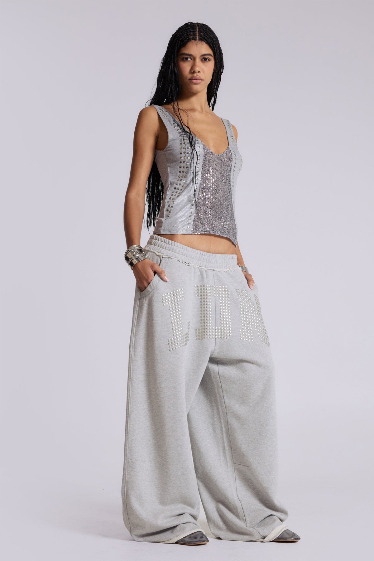 Joggers LDN Monster con tachuelas