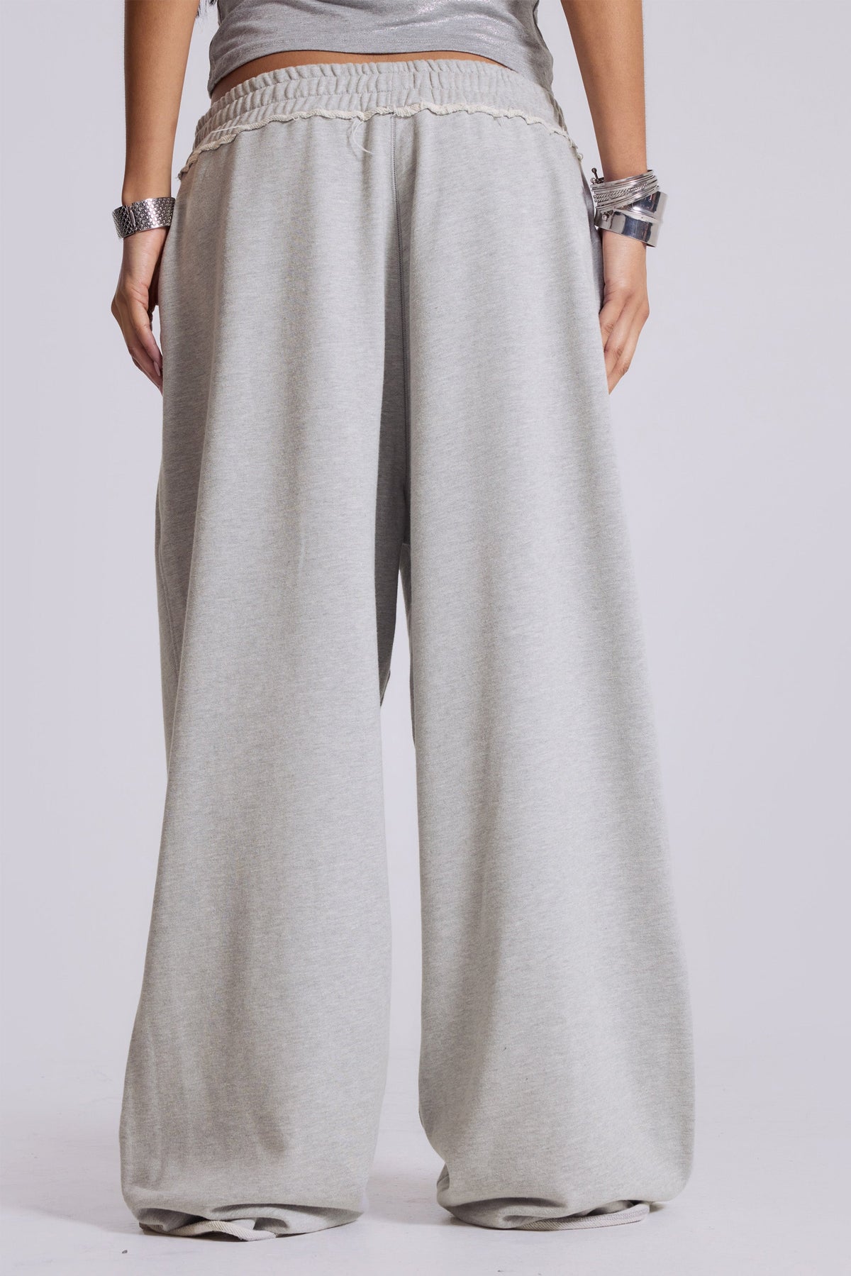 Joggers LDN Monster con tachuelas