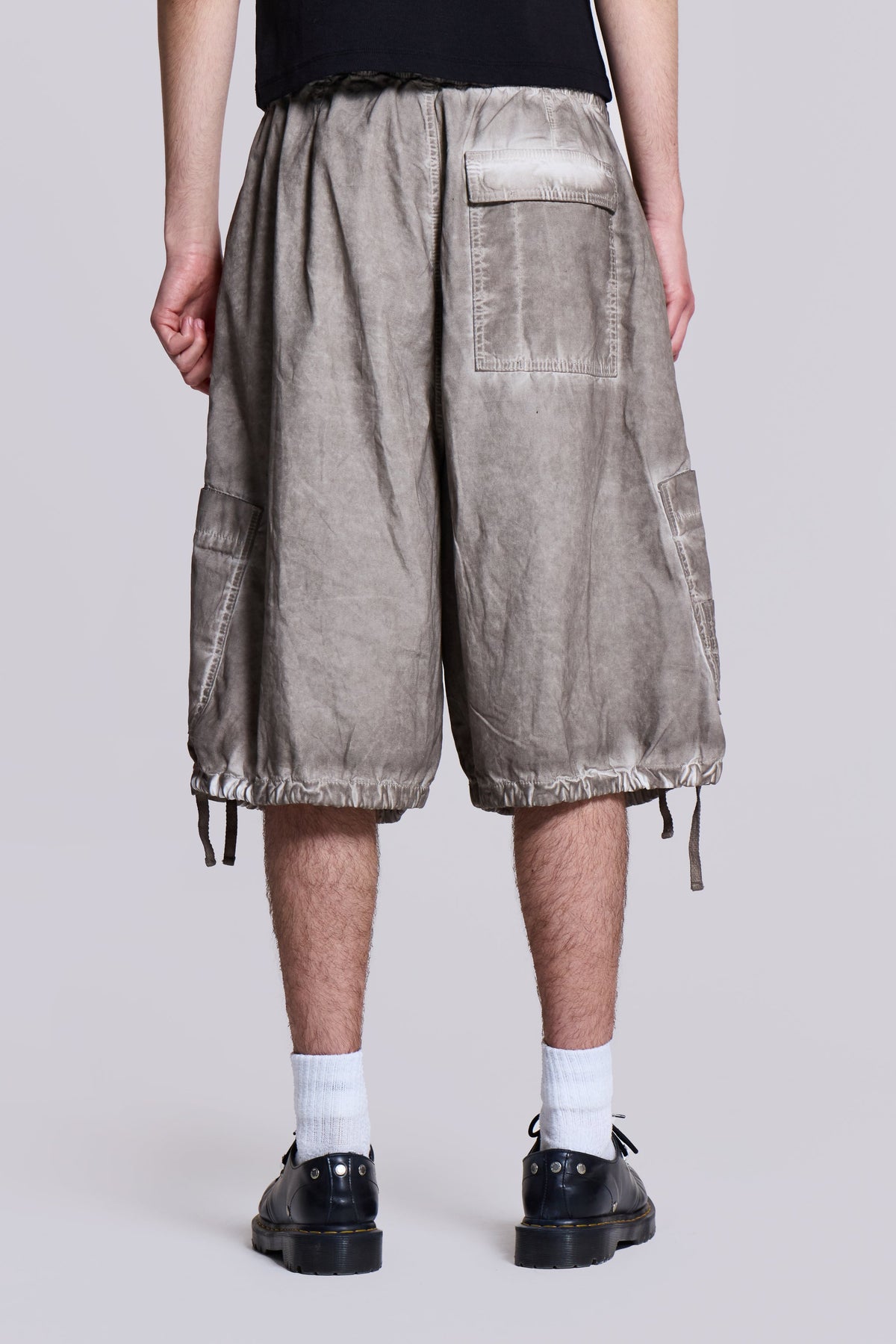 Shorts baggy Oil lavados paracaídas piedra