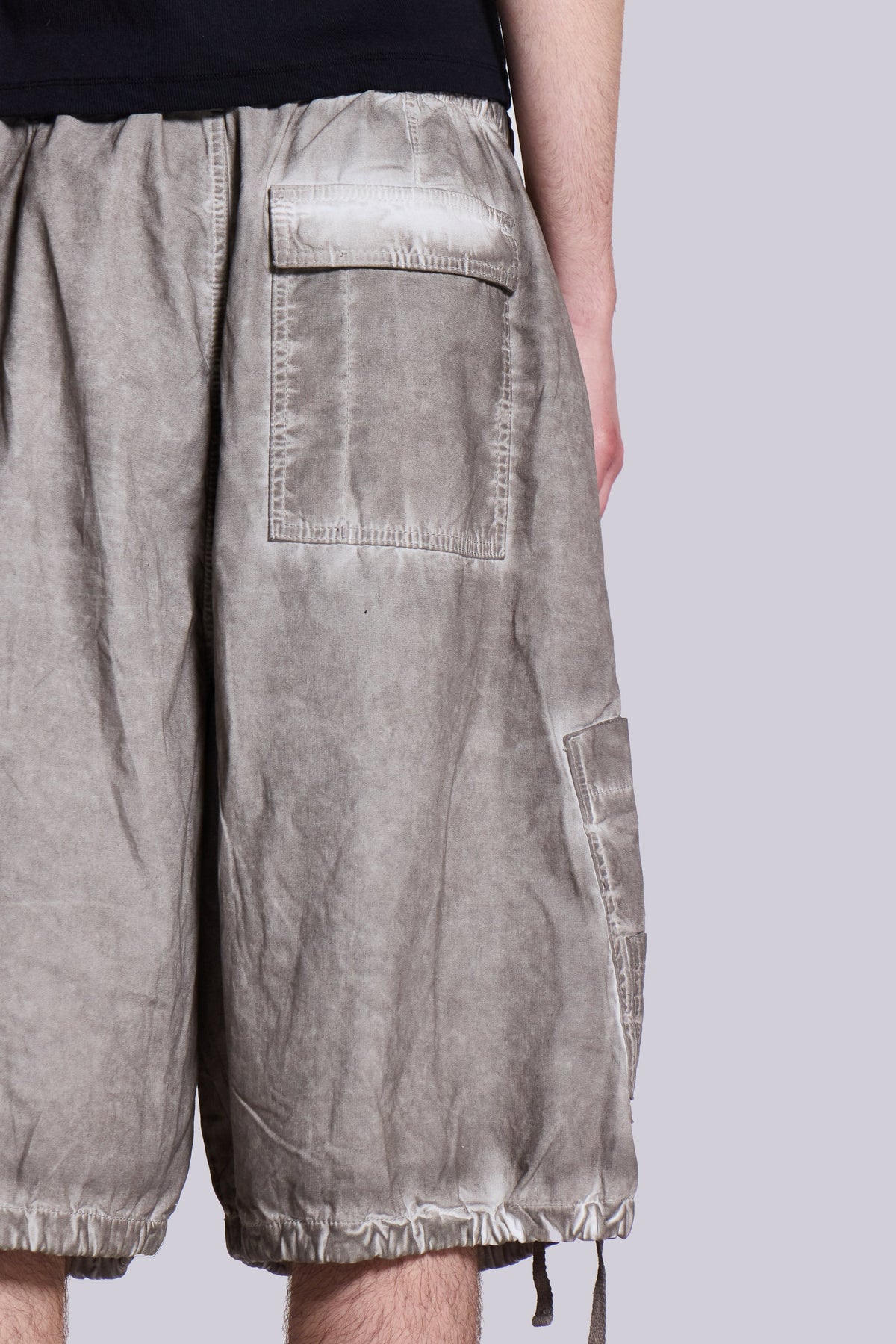 Shorts baggy Oil lavados paracaídas piedra