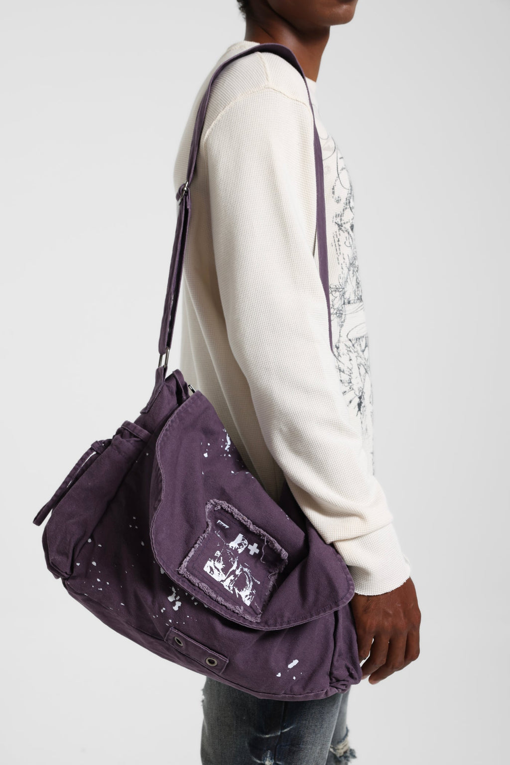 Bandolera Thinking Splattered con pintura morada