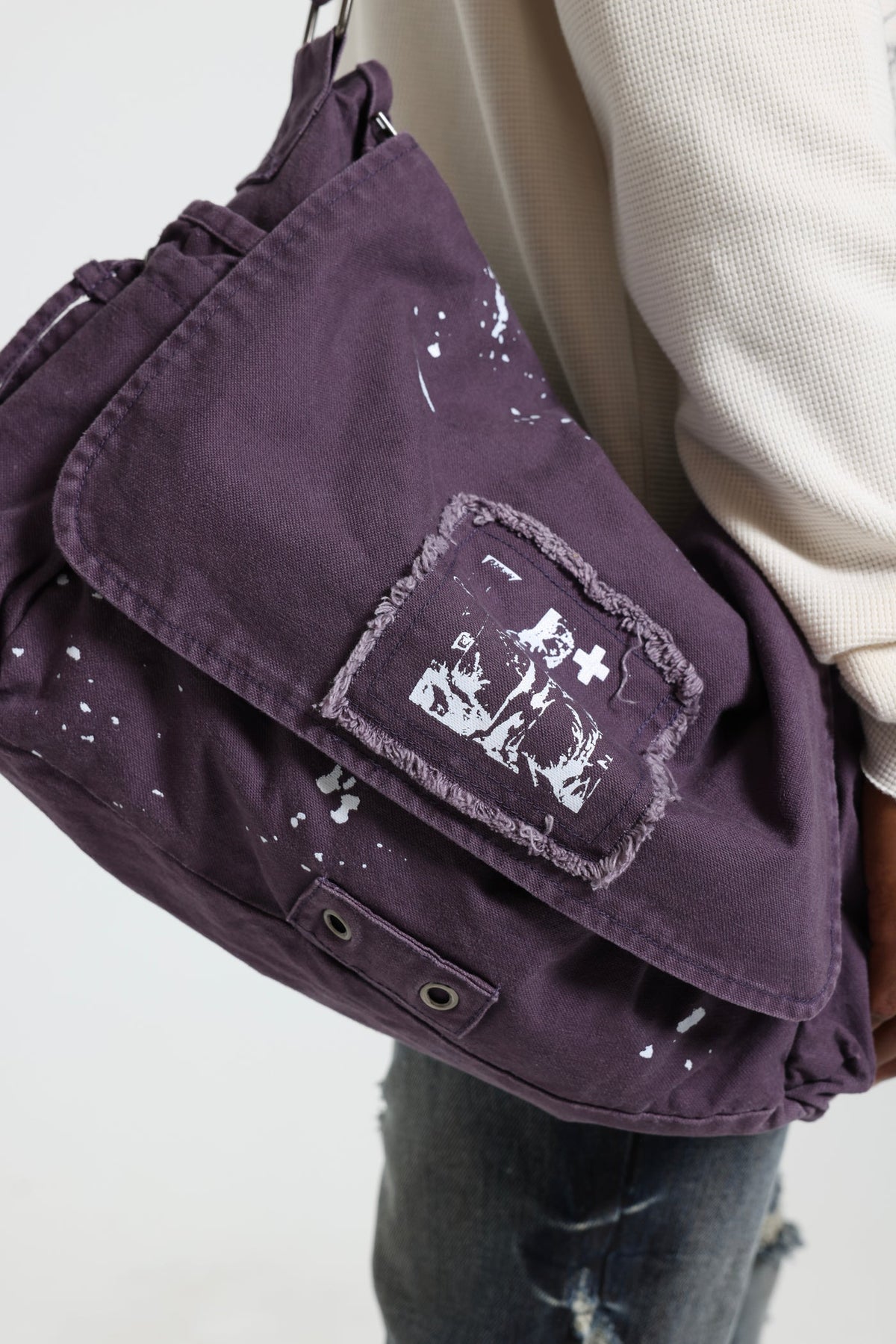 Bandolera Thinking Splattered con pintura morada