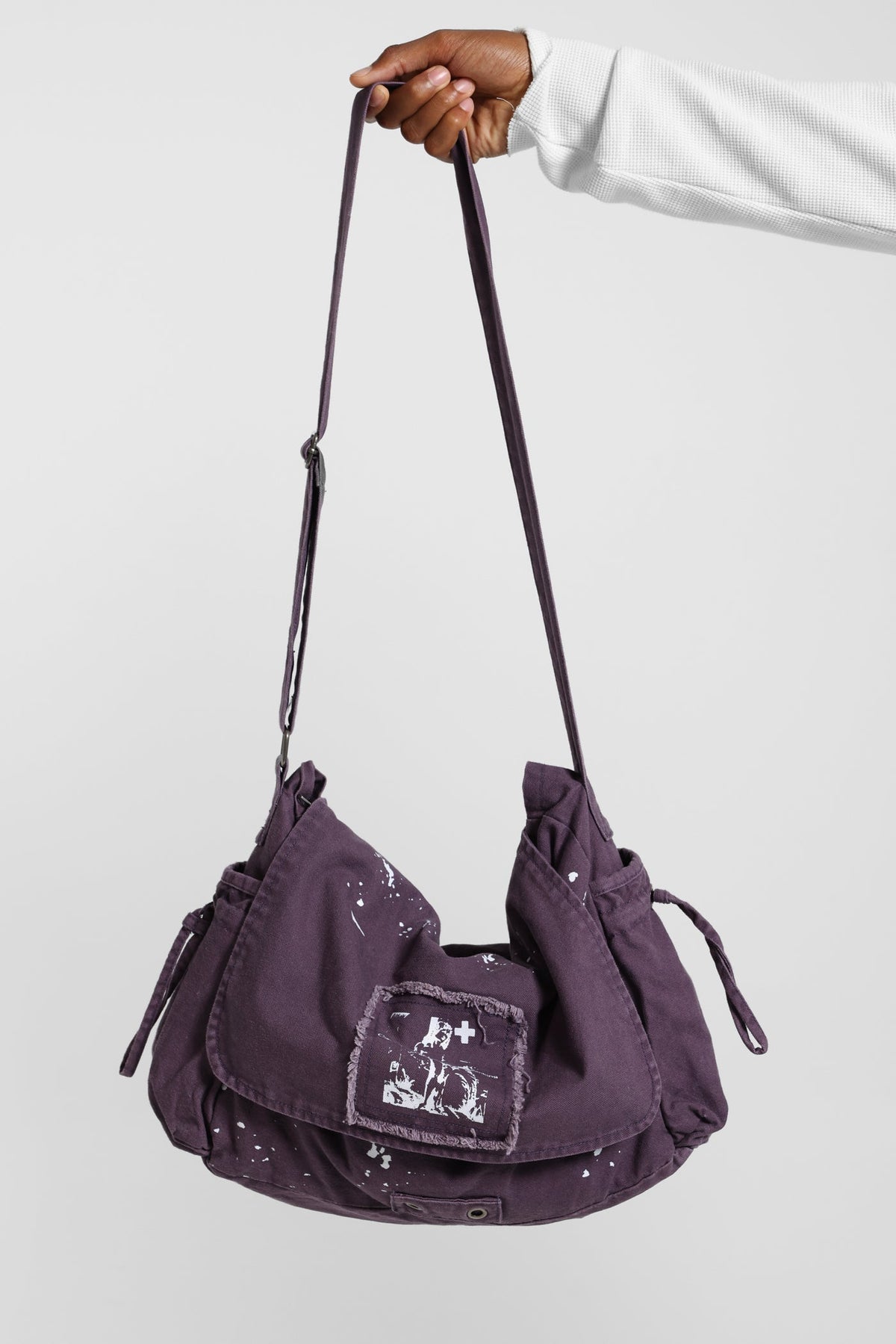 Bandolera Thinking Splattered con pintura morada