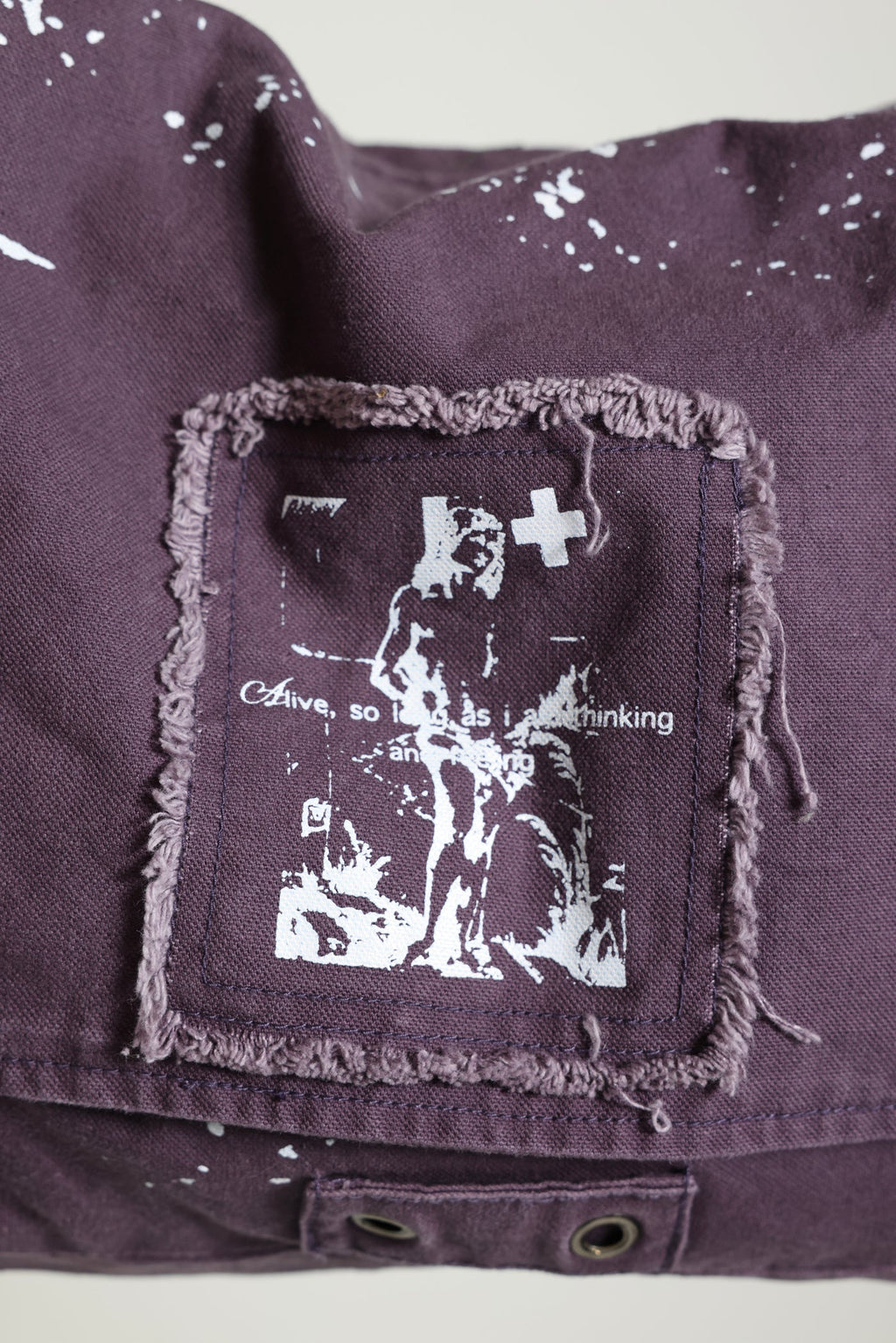 Bandolera Thinking Splattered con pintura morada