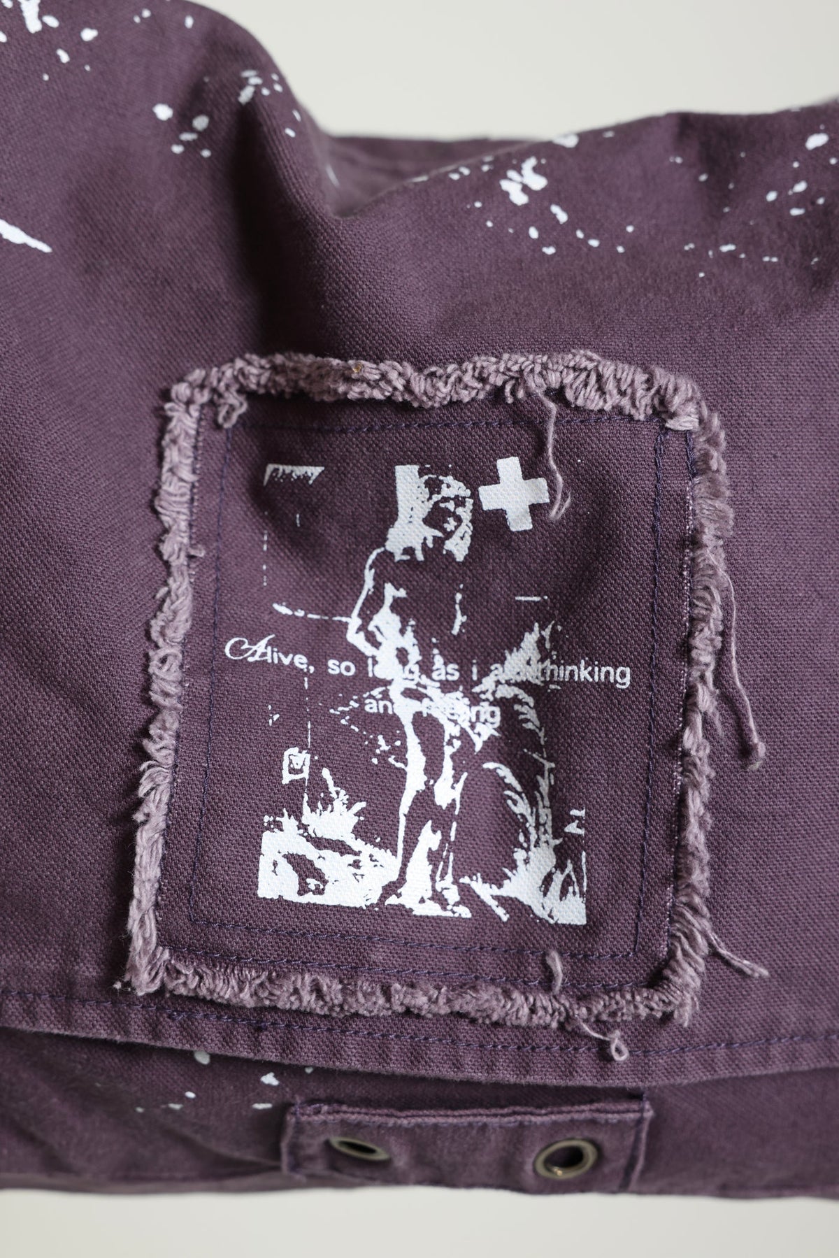 Bandolera Thinking Splattered con pintura morada