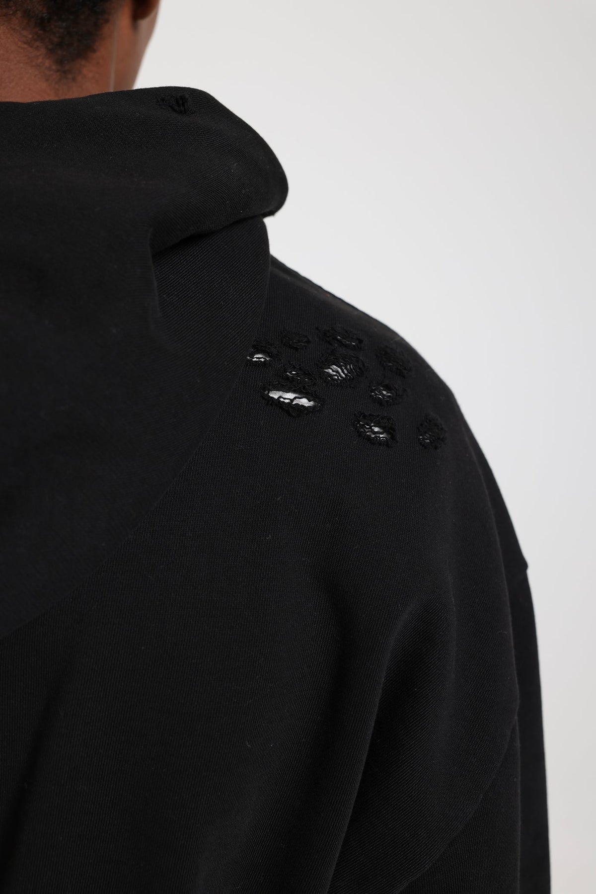 Pullover Bitten Hoodie in Black