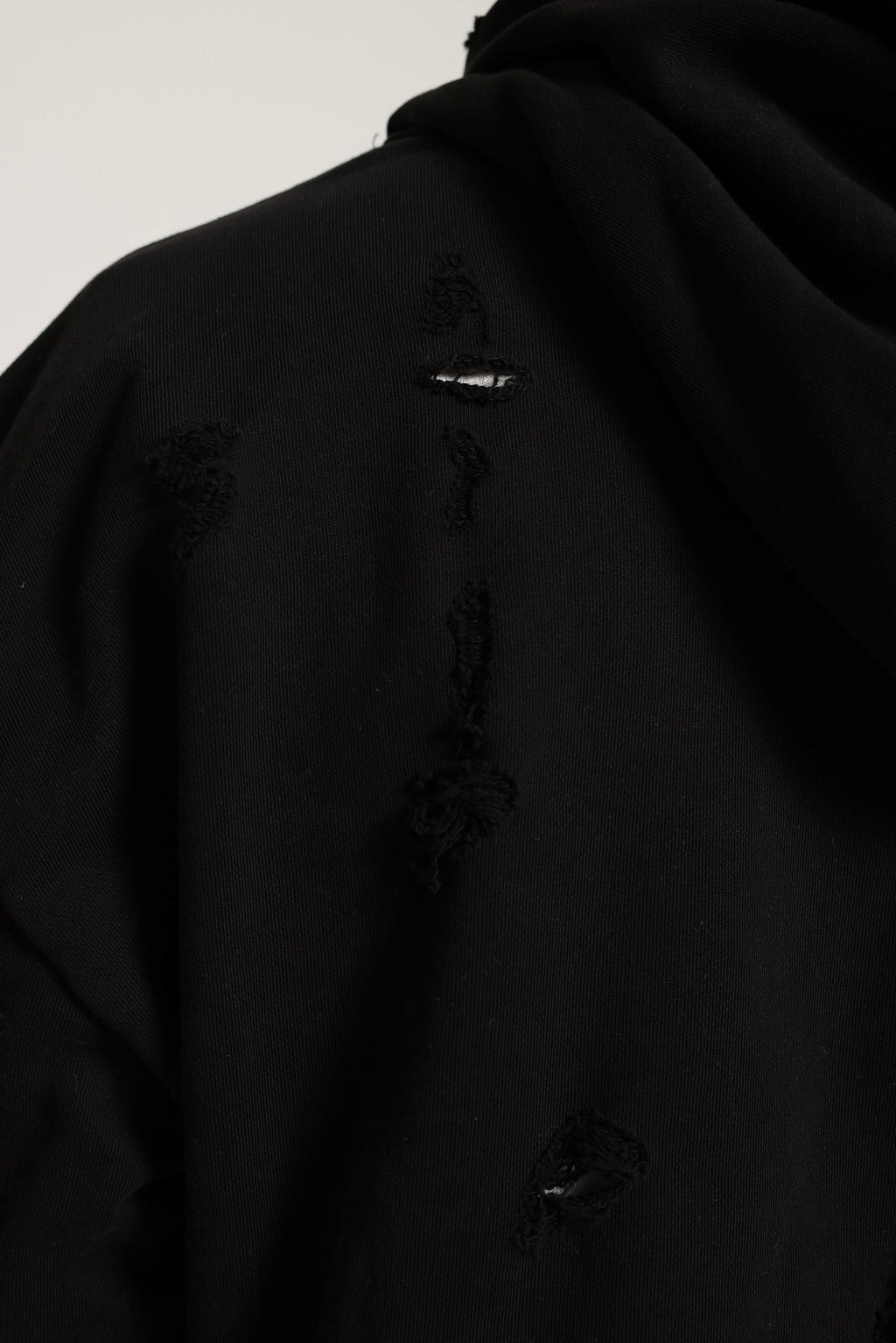 Pullover Bitten Hoodie in Black