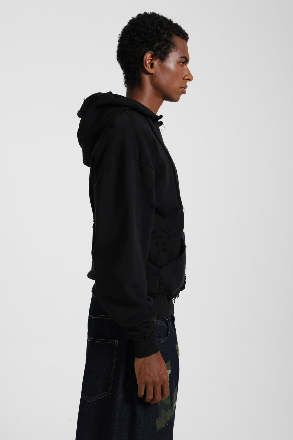 Pullover Bitten Hoodie in Black