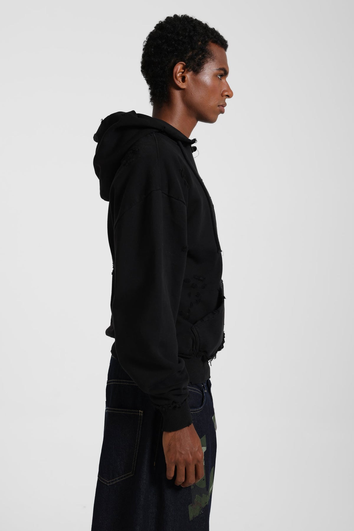 Pullover Bitten Hoodie in Black