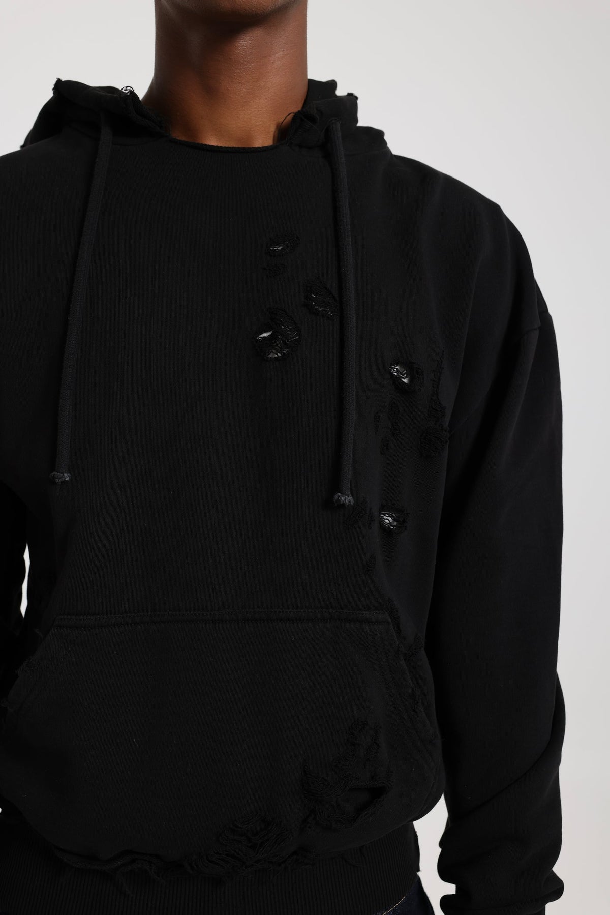 Pullover Bitten Hoodie in Black