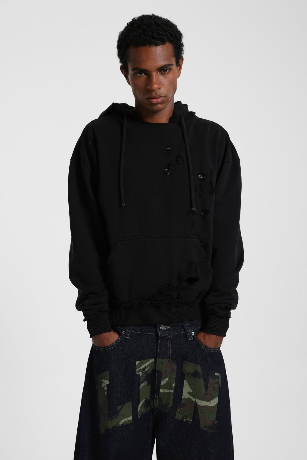 Pullover Bitten Hoodie in Black