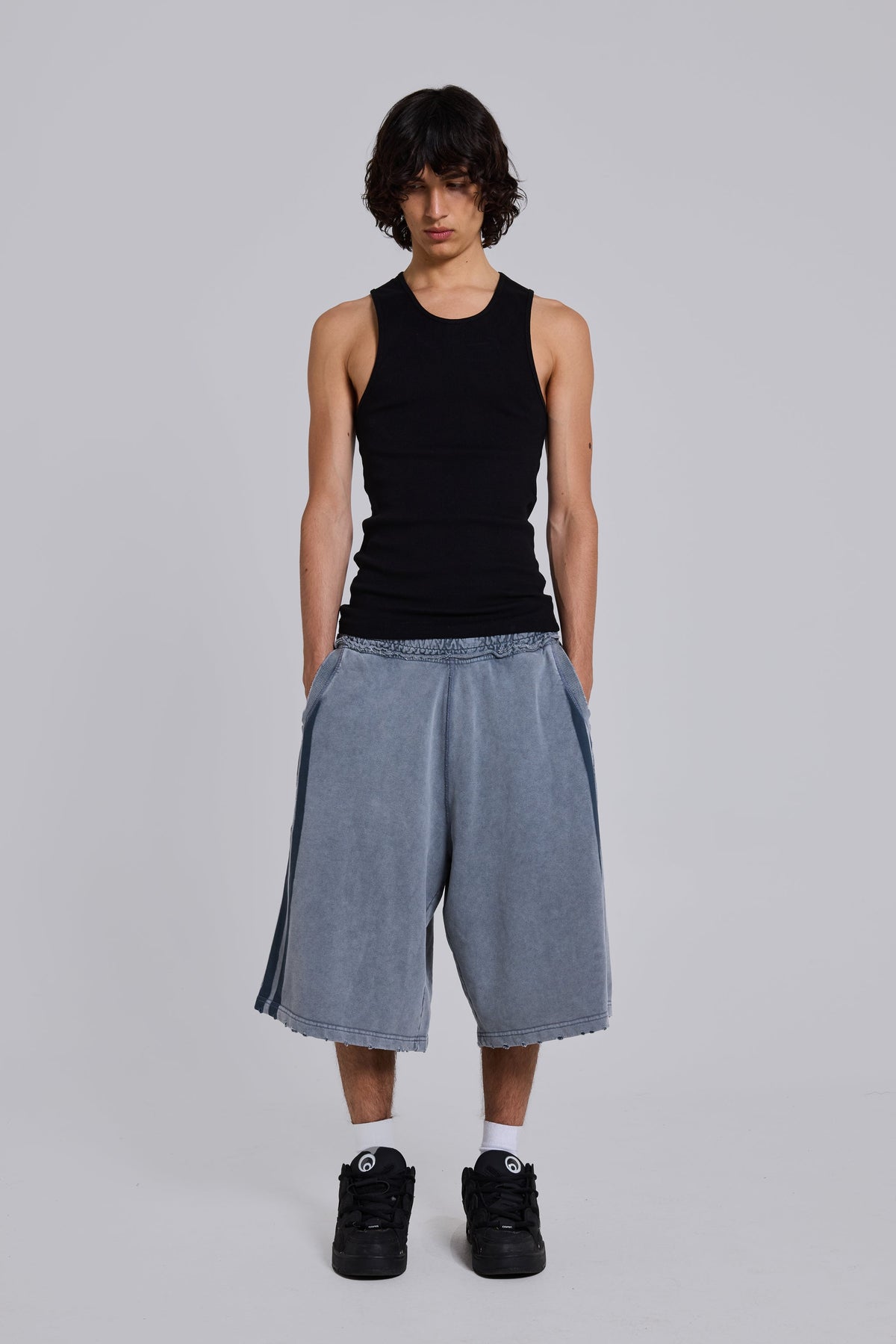 Shorts de chándal Monster lavados deportivos de rayas grises