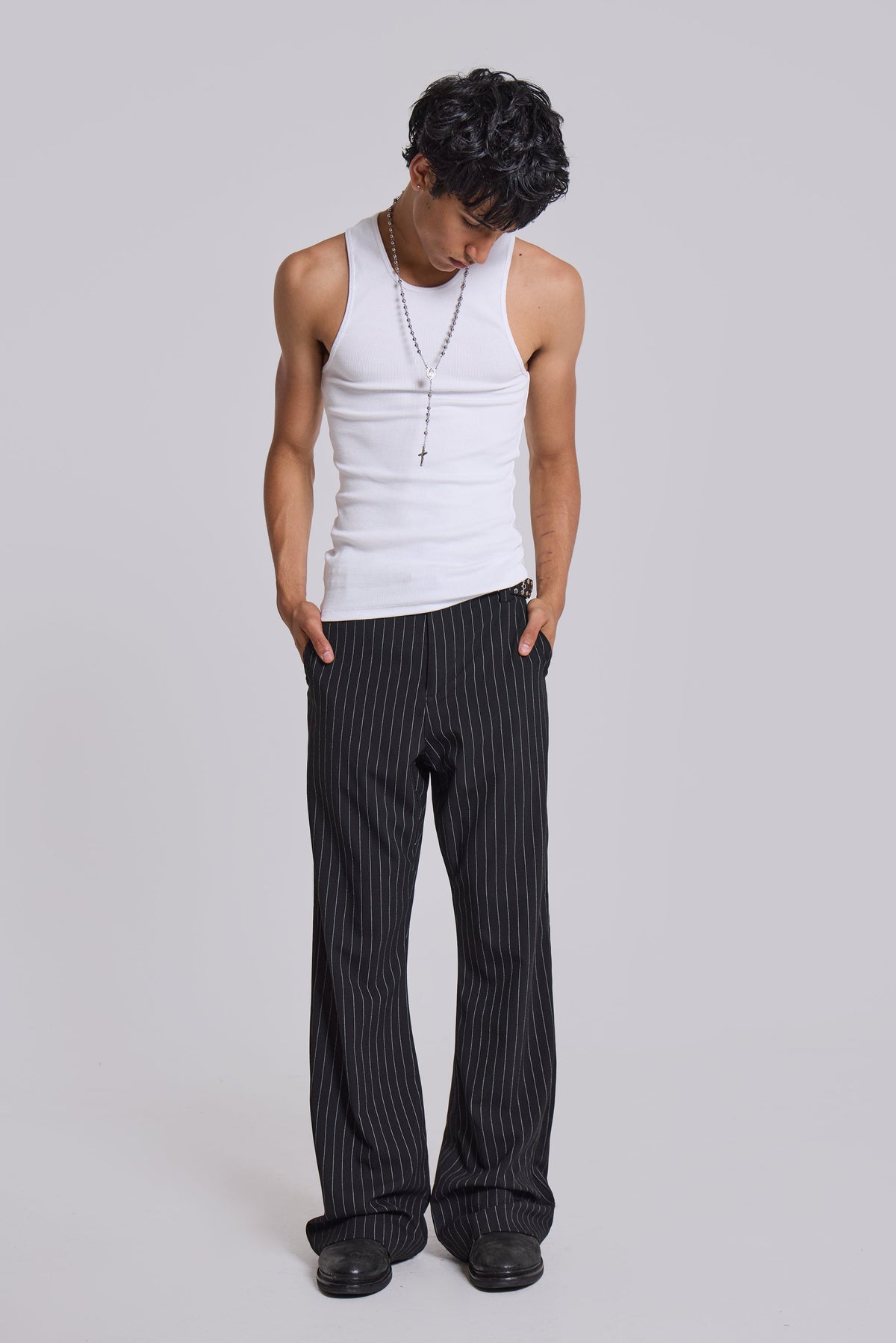Pantalón de traje de raya diplomática con pliegues bootcut negro