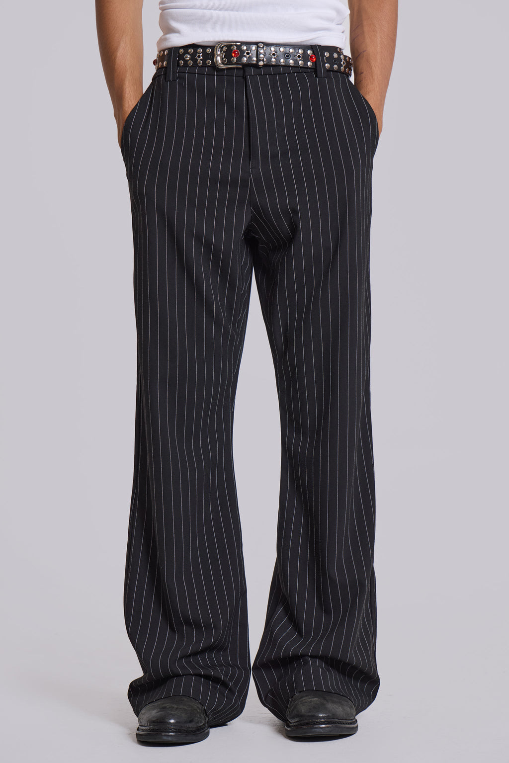 Pantalón de traje de raya diplomática con pliegues bootcut negro