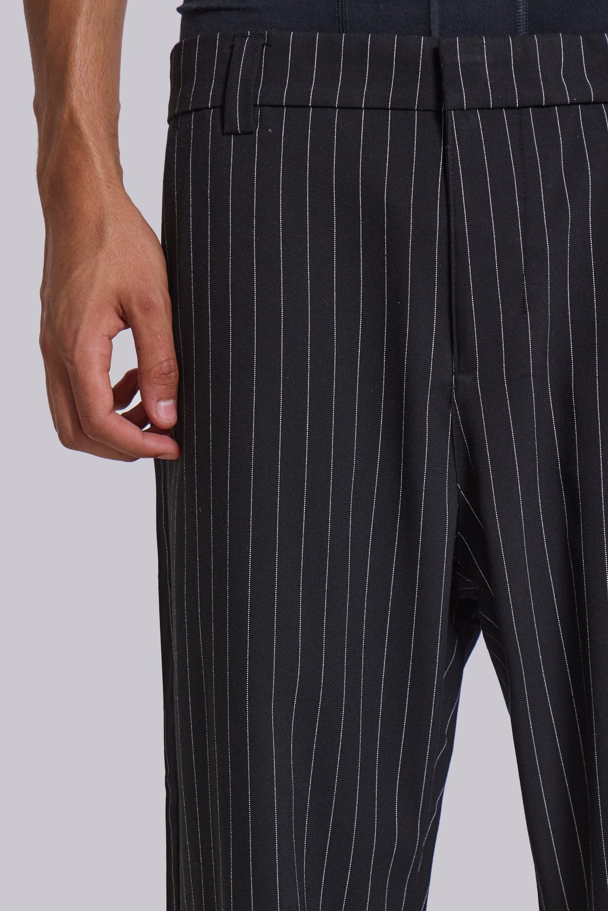 Pantalón de traje de raya diplomática con pliegues bootcut negro