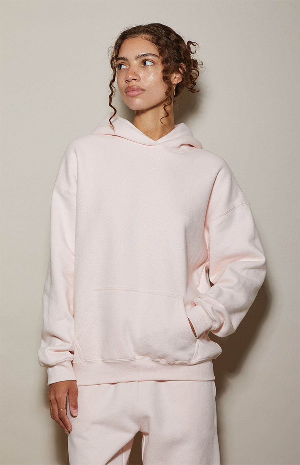 Sudadera con capucha rosa ultrasuave con núcleo de felpa y lavado vintage. 4.501