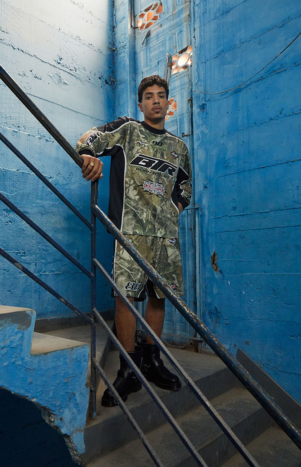 Camiseta de manga larga de malla con estampado de camuflaje