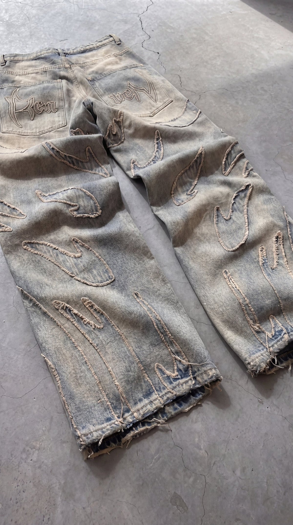 Pantalones con bordes sin bordar