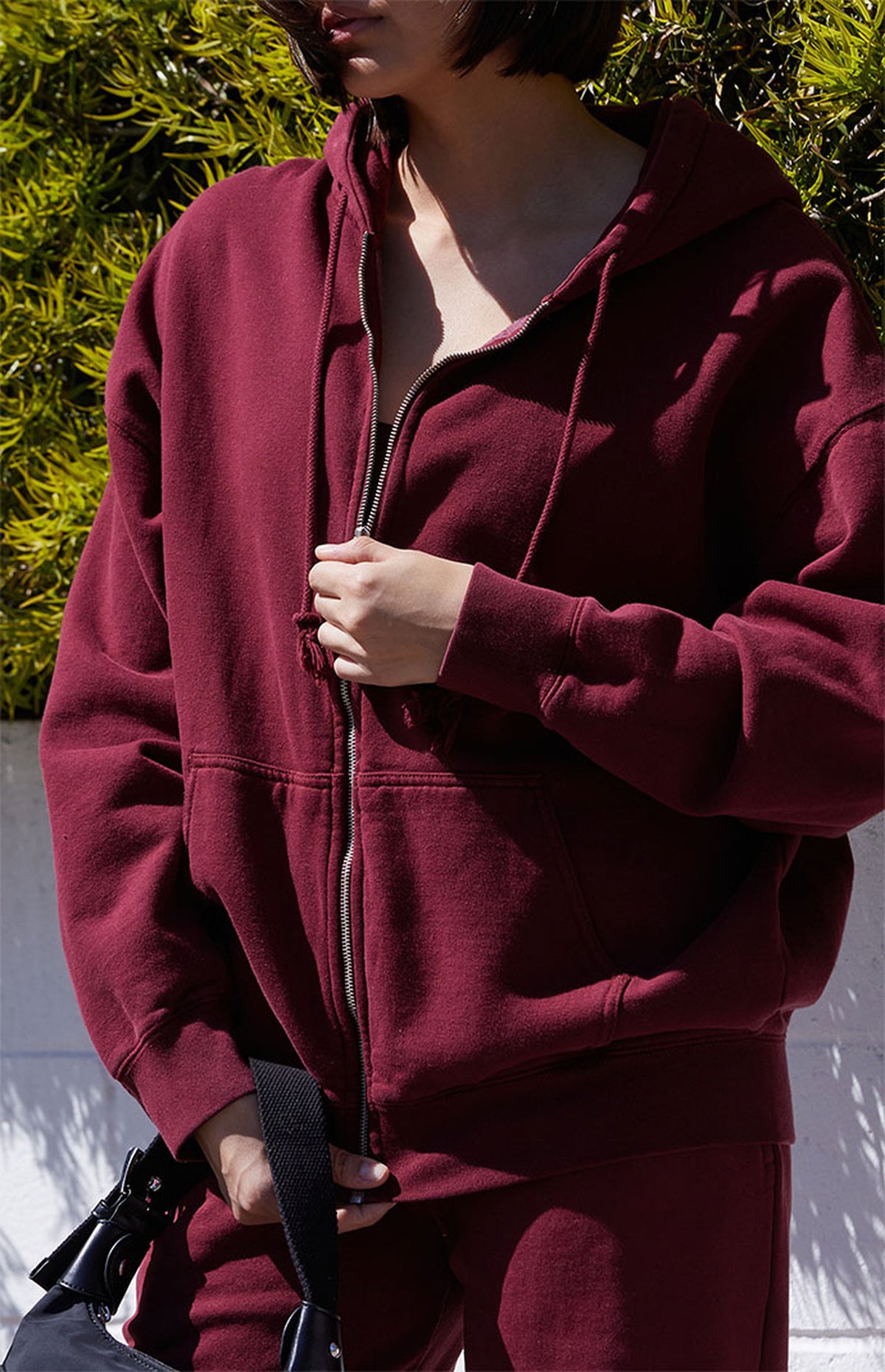 Sudadera con capucha y cremallera completa color burdeos de John Galt