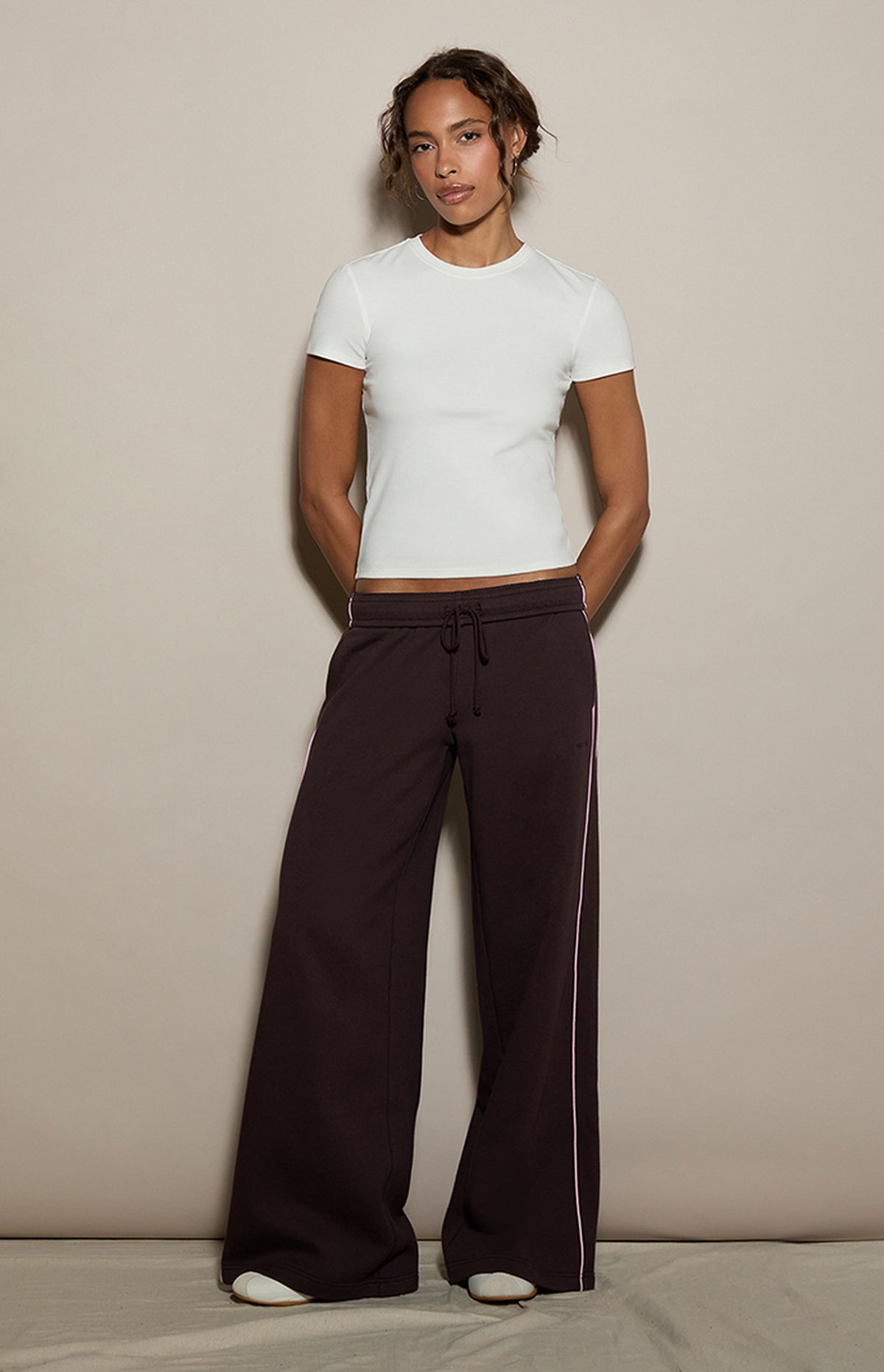 Pantalones deportivos holgados de felpa ultrasuave con ribete de contraste marrón