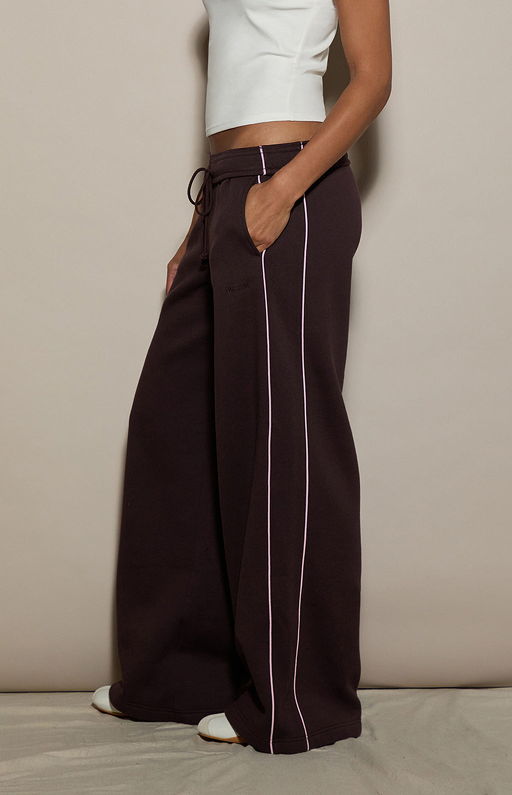 Pantalones deportivos holgados de felpa ultrasuave con ribete de contraste marrón