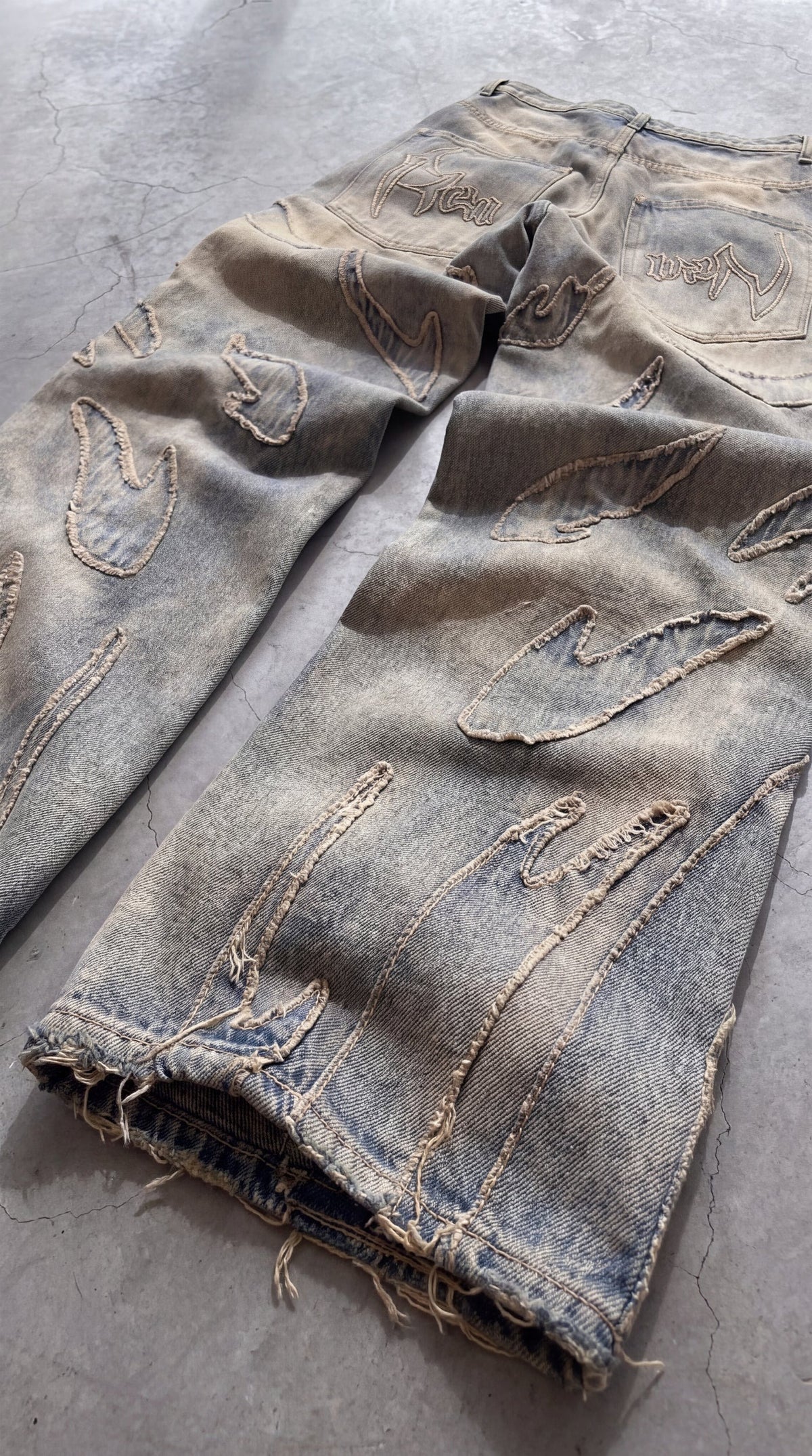 Pantalones con bordes sin bordar