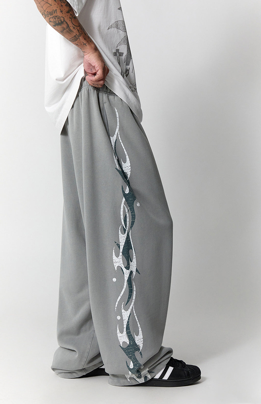 Pantalones deportivos holgados de felpa extrema con estampado gráfico