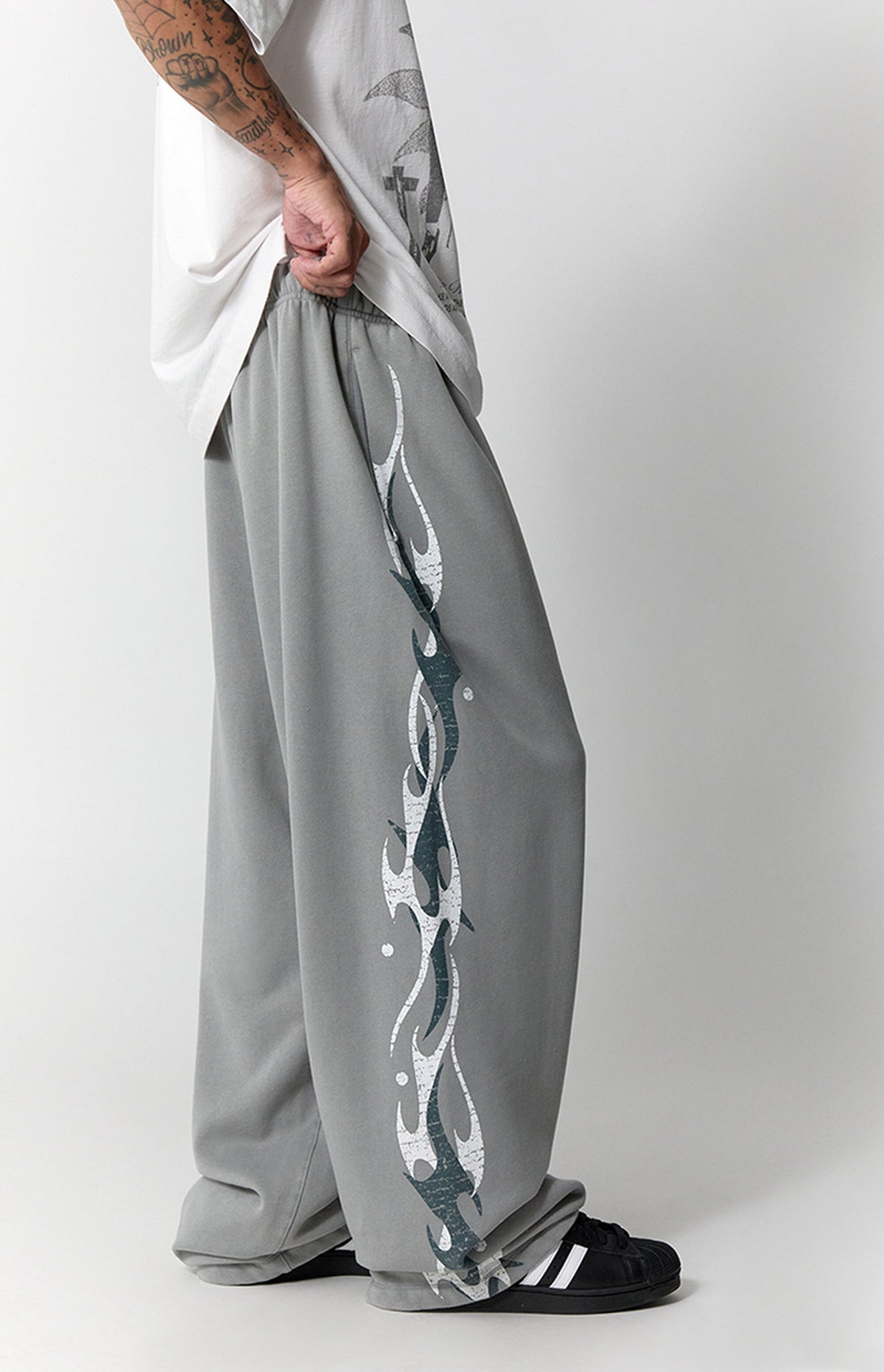 Pantalones deportivos holgados de felpa extrema con estampado gráfico