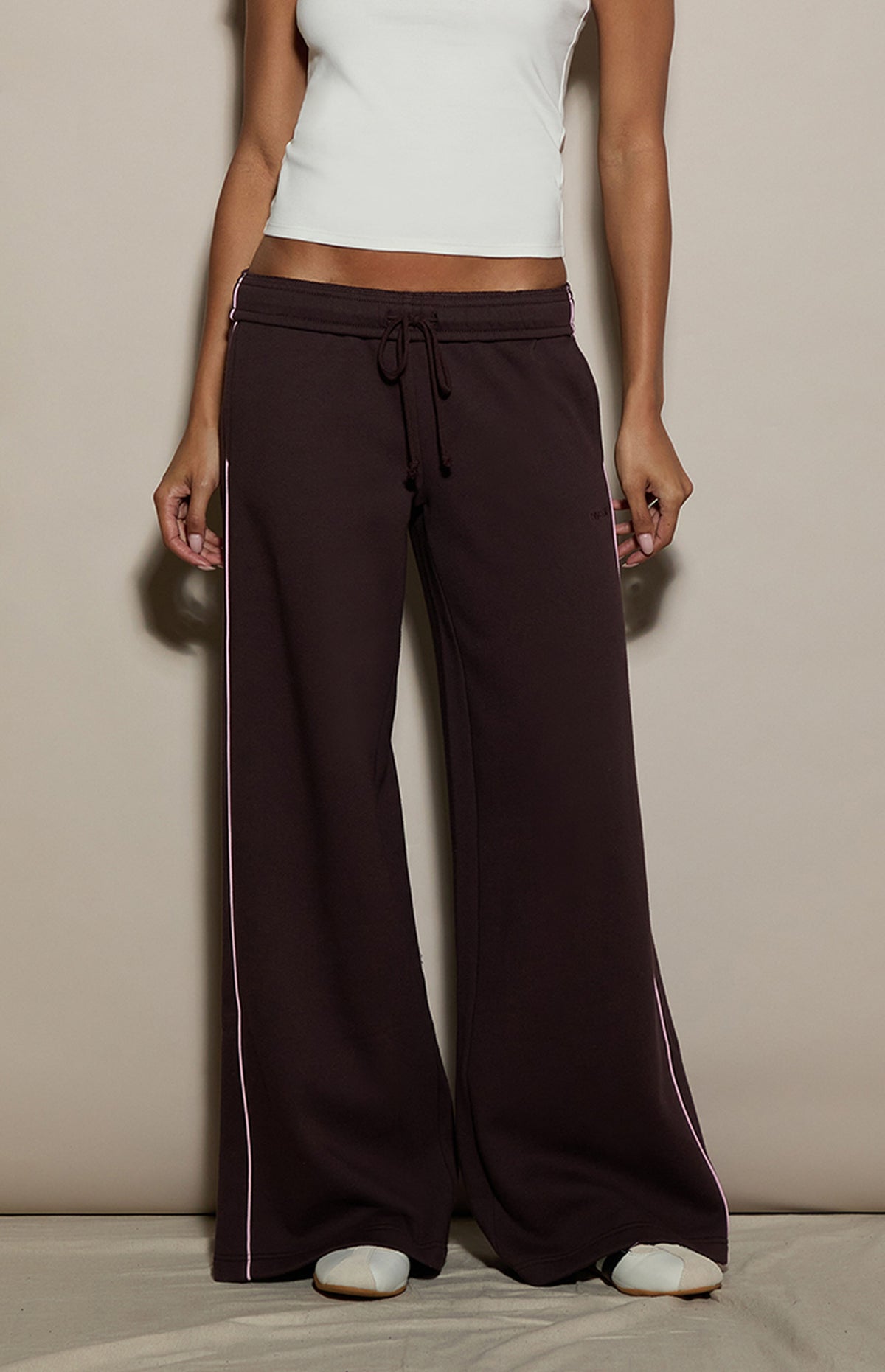 Pantalones deportivos holgados de felpa ultrasuave con ribete de contraste marrón