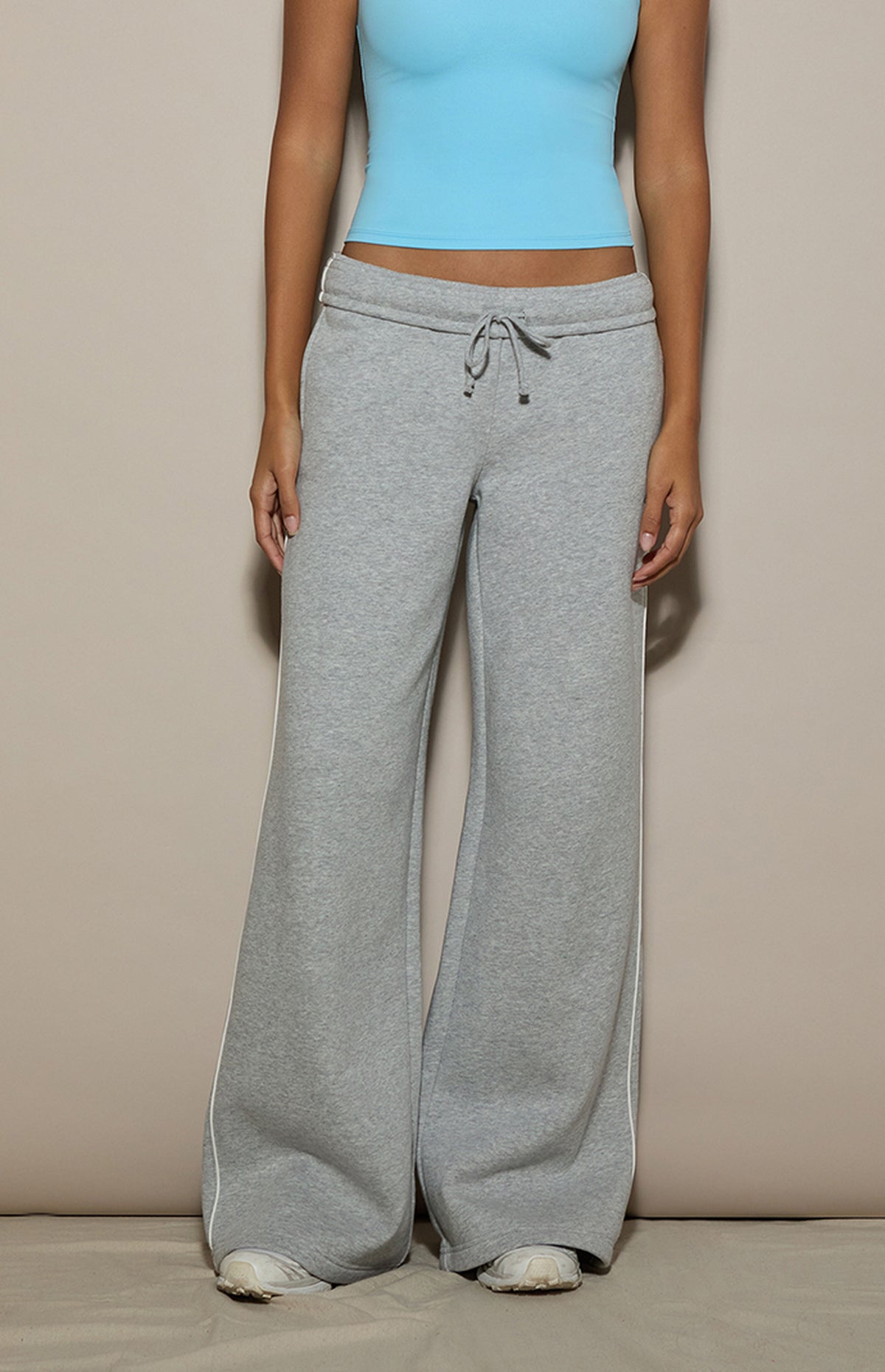 Pantalones deportivos holgados de felpa ultrasuave con ribete en contraste