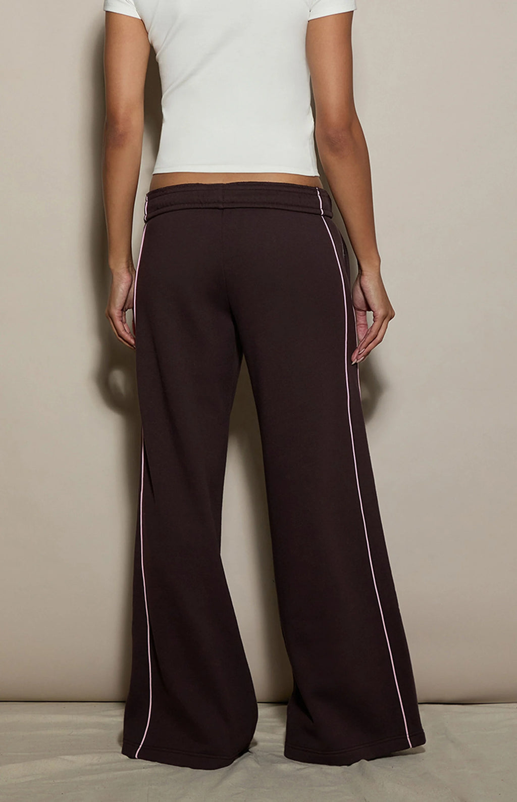 Pantalones deportivos holgados de felpa ultrasuave con ribete de contraste marrón