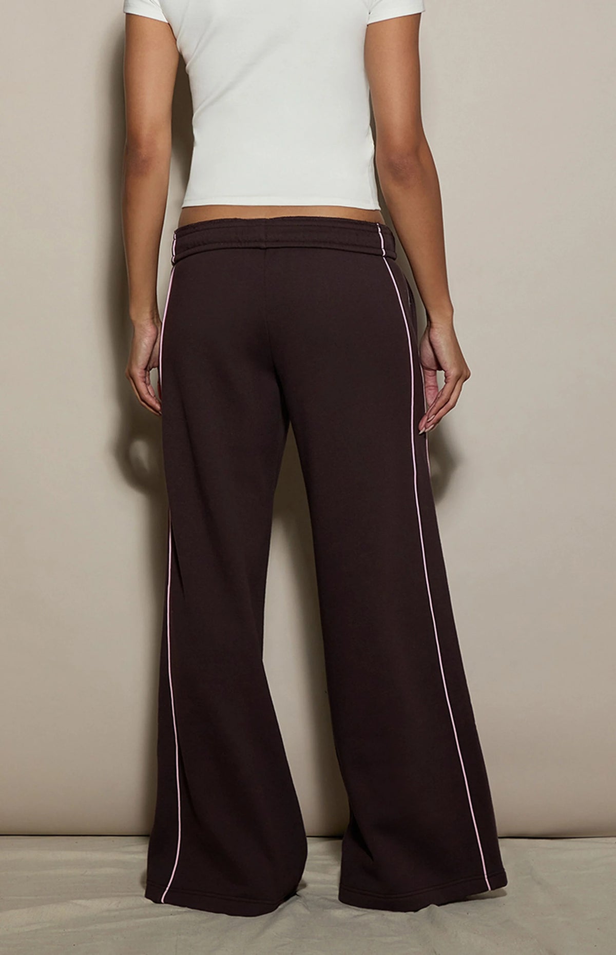 Pantalones deportivos holgados de felpa ultrasuave con ribete de contraste marrón