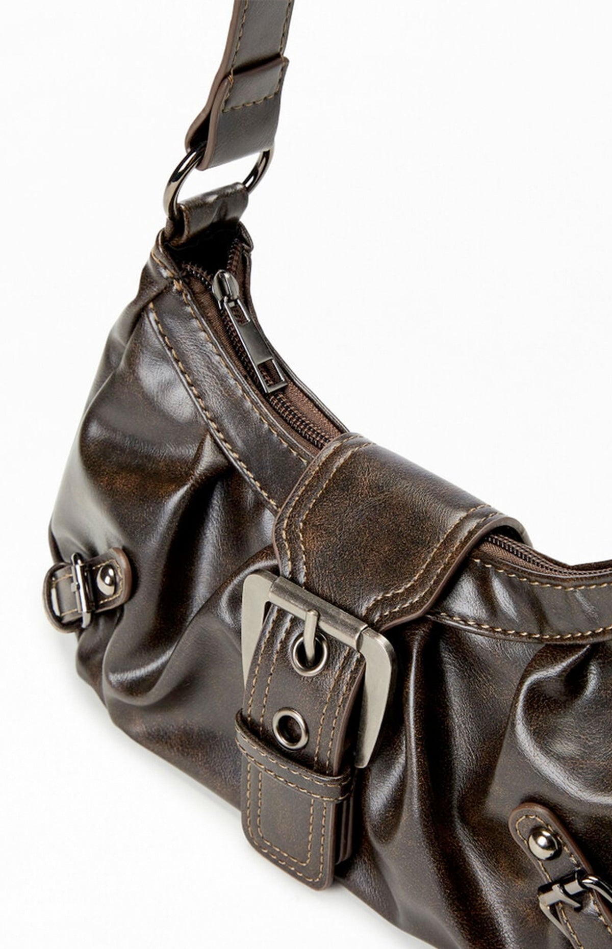 Bolso de hombro de piel sintética marrón con hebilla frontal