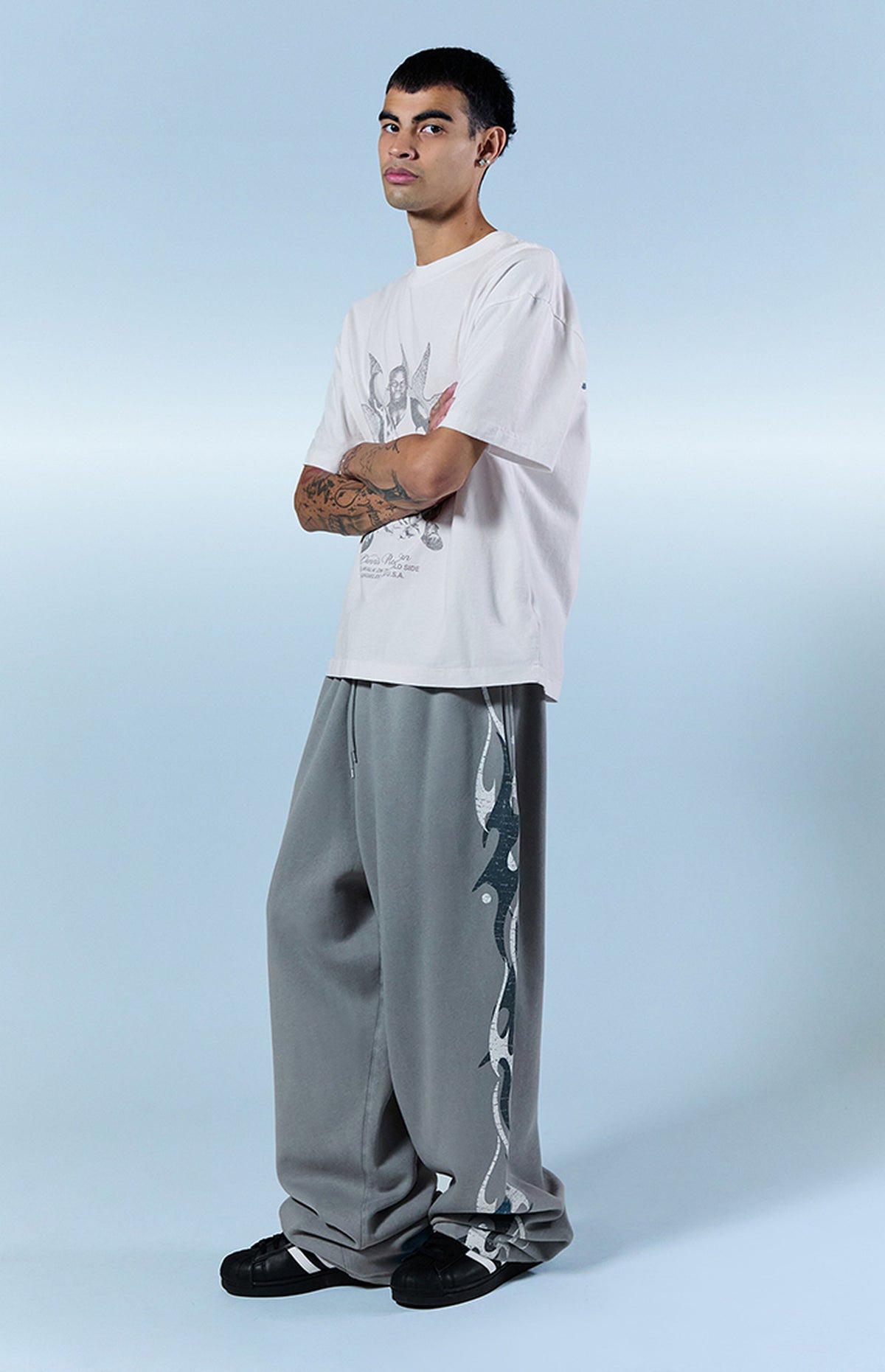 Pantalones deportivos holgados de felpa extrema con estampado gráfico