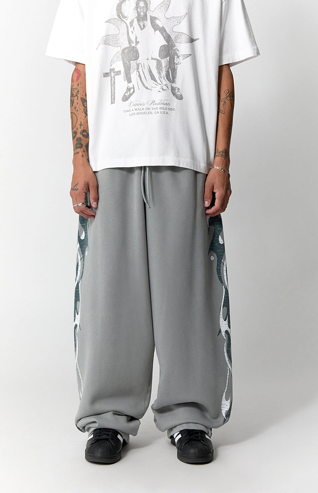 Pantalones deportivos holgados de felpa extrema con estampado gráfico
