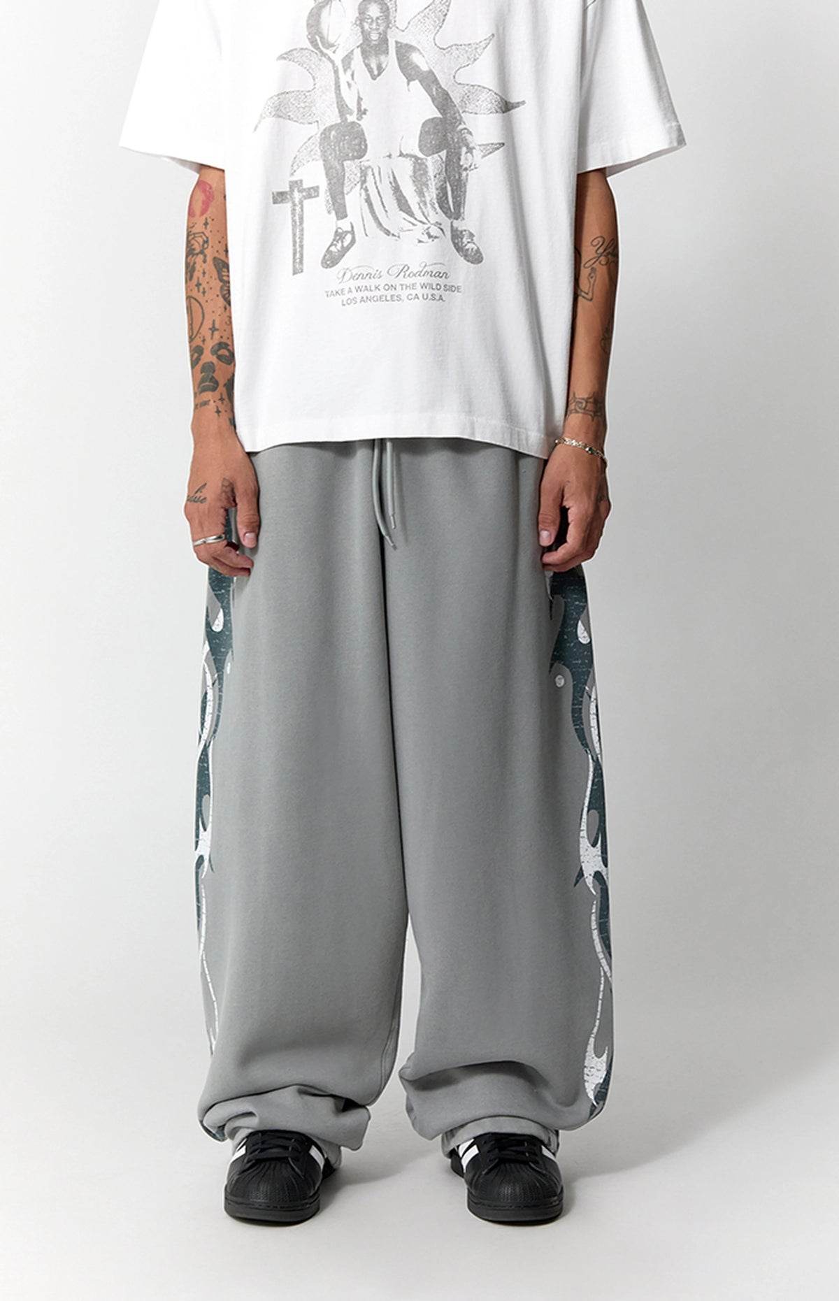 Pantalones deportivos holgados de felpa extrema con estampado gráfico