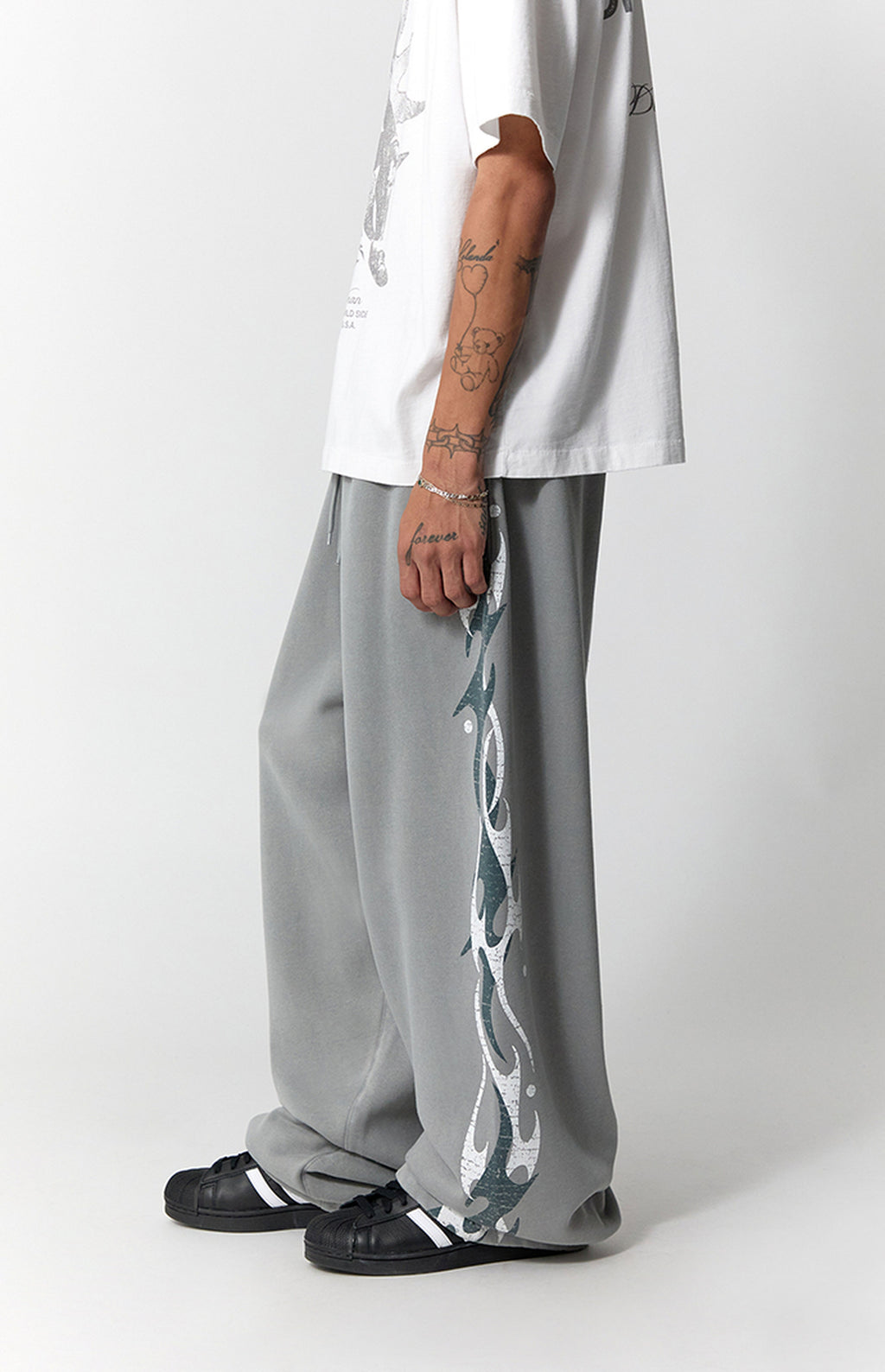 Pantalones deportivos holgados de felpa extrema con estampado gráfico