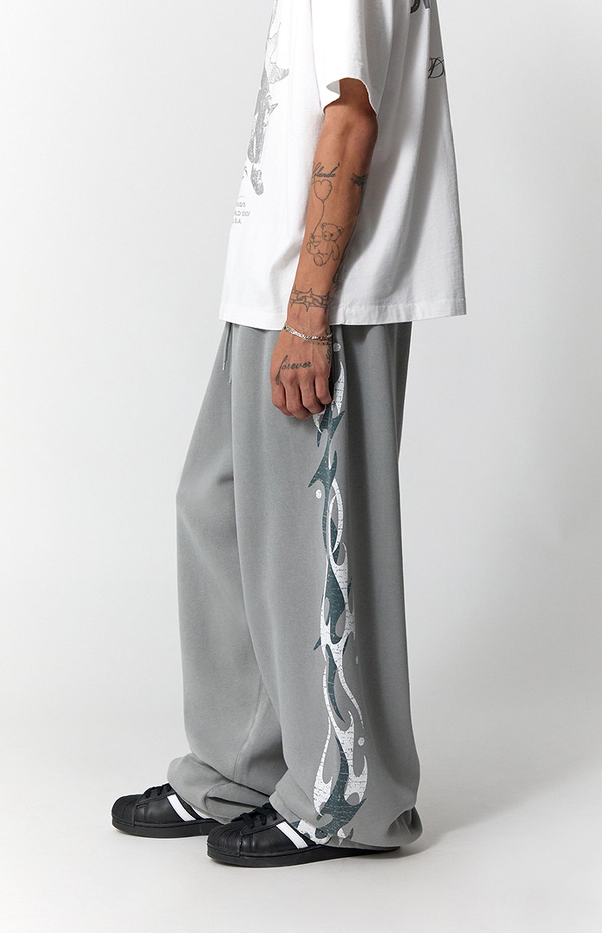 Pantalones deportivos holgados de felpa extrema con estampado gráfico
