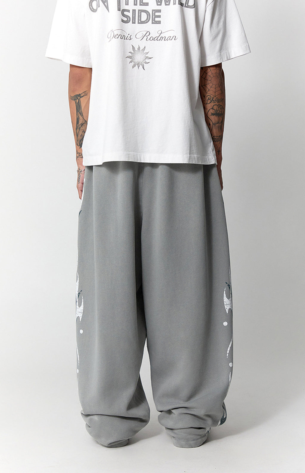 Pantalones deportivos holgados de felpa extrema con estampado gráfico